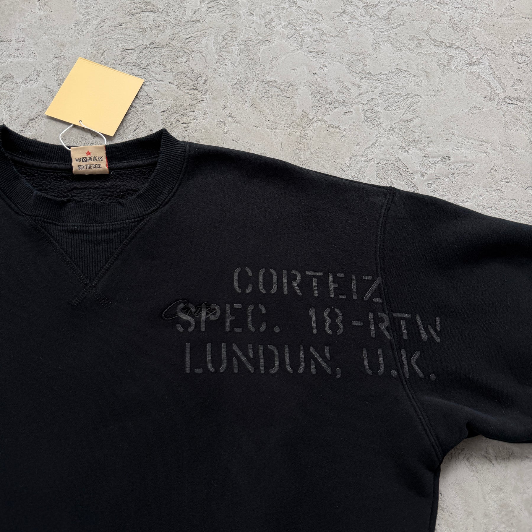 Conjunto Corteiz “HMP Stencil Crewneck” ( Preto )