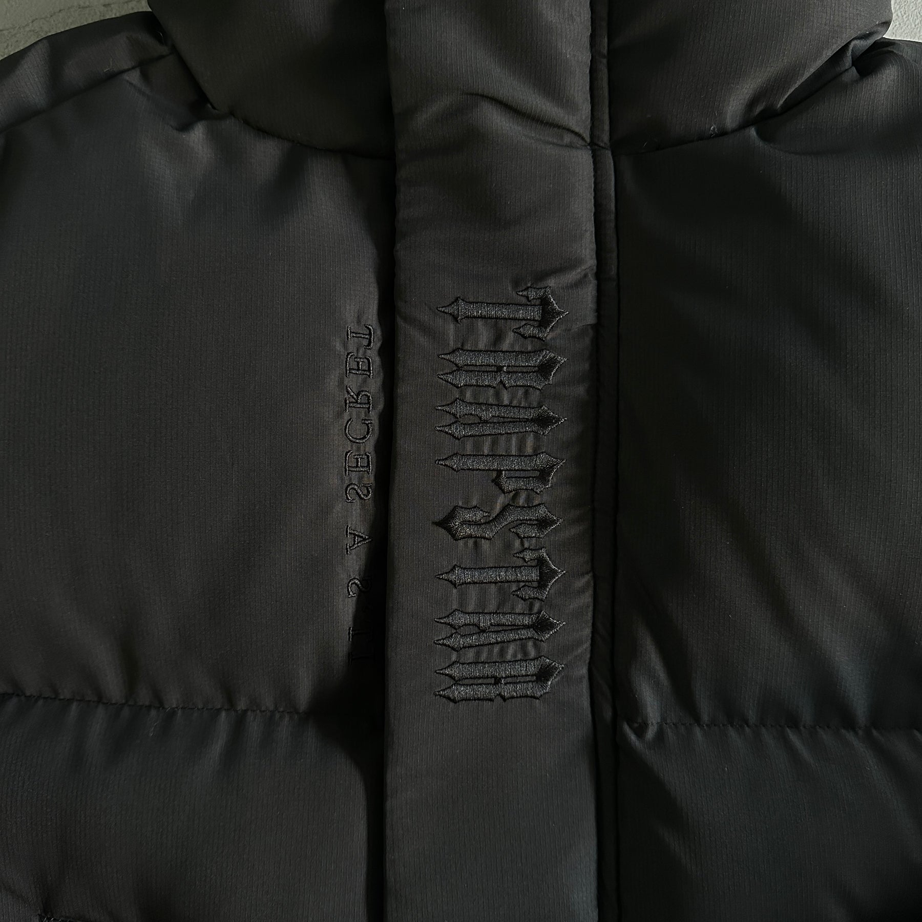 Jaqueta Trapstar “Decoded 2022 Hooded” ( Preta )