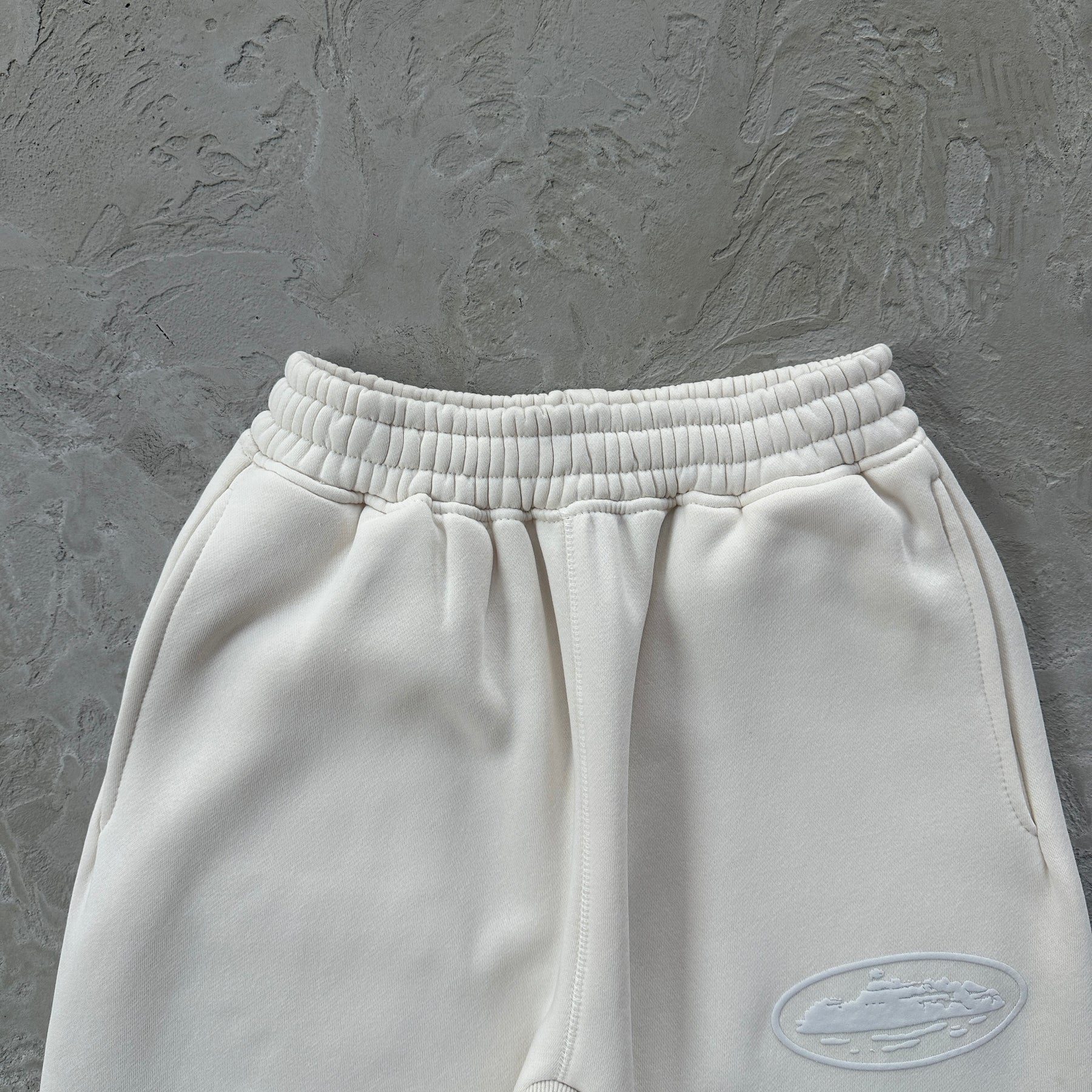 Conjunto Corteiz “Island Puff Print” ( Off White )