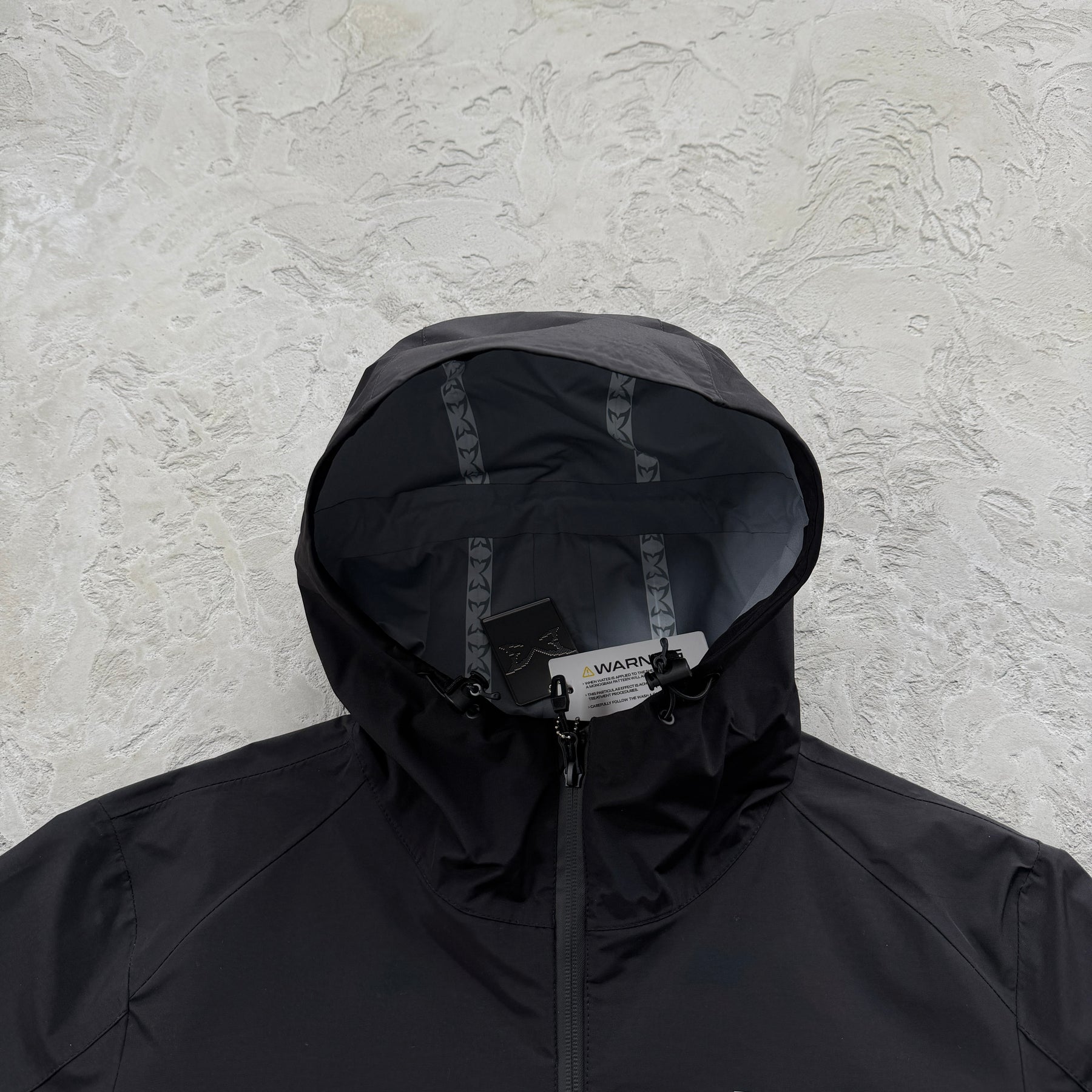 Corta Vento Mertra “Monogram Shell V2” ( Pova D'água )