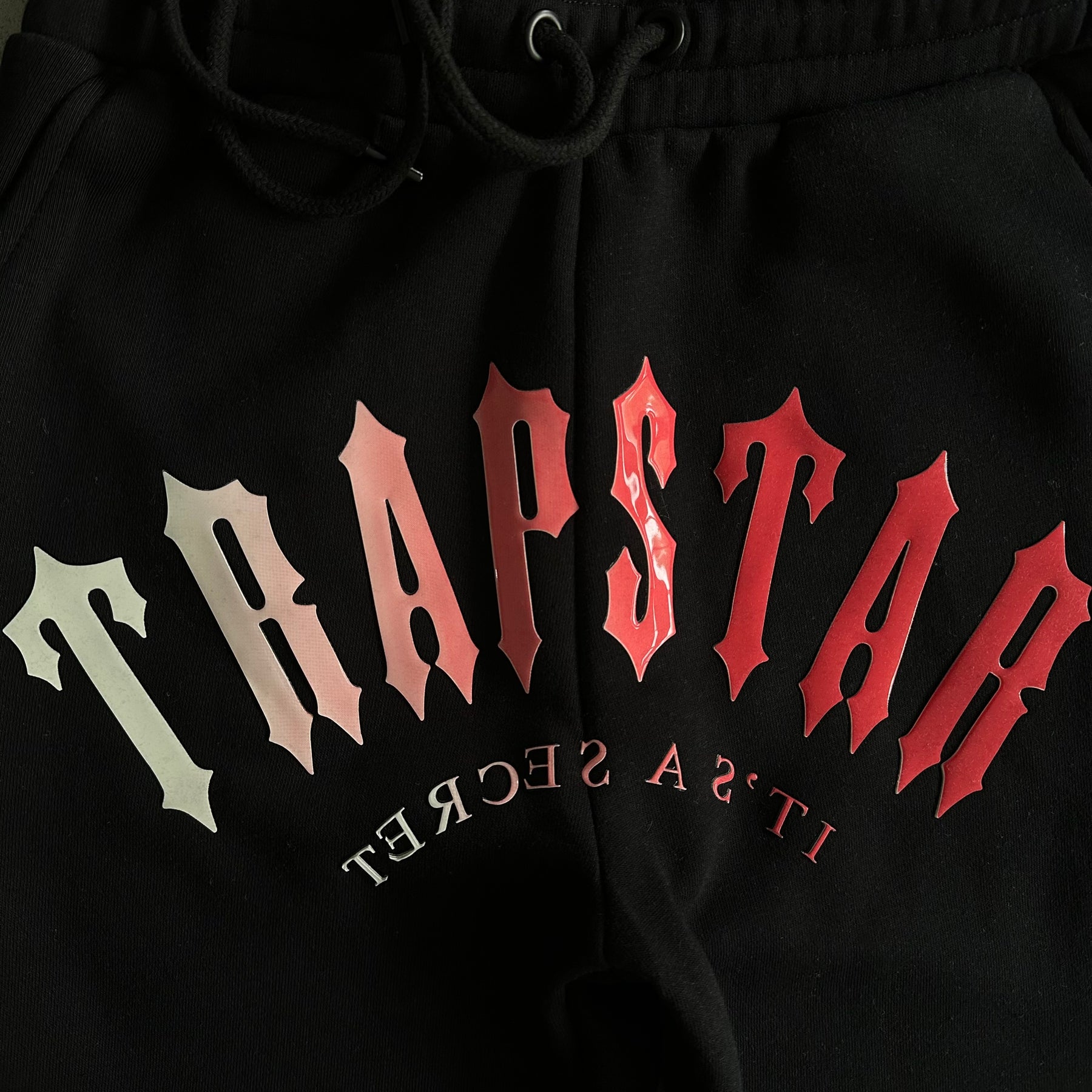 Conjunto Trapstar “Gradient Arch” ( Vermelho e Preto )