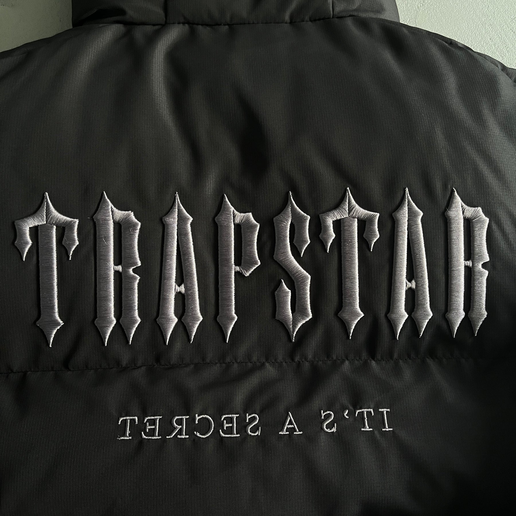 Jaqueta Trapstar “Decoded 2022 Hooded” ( Blackout )