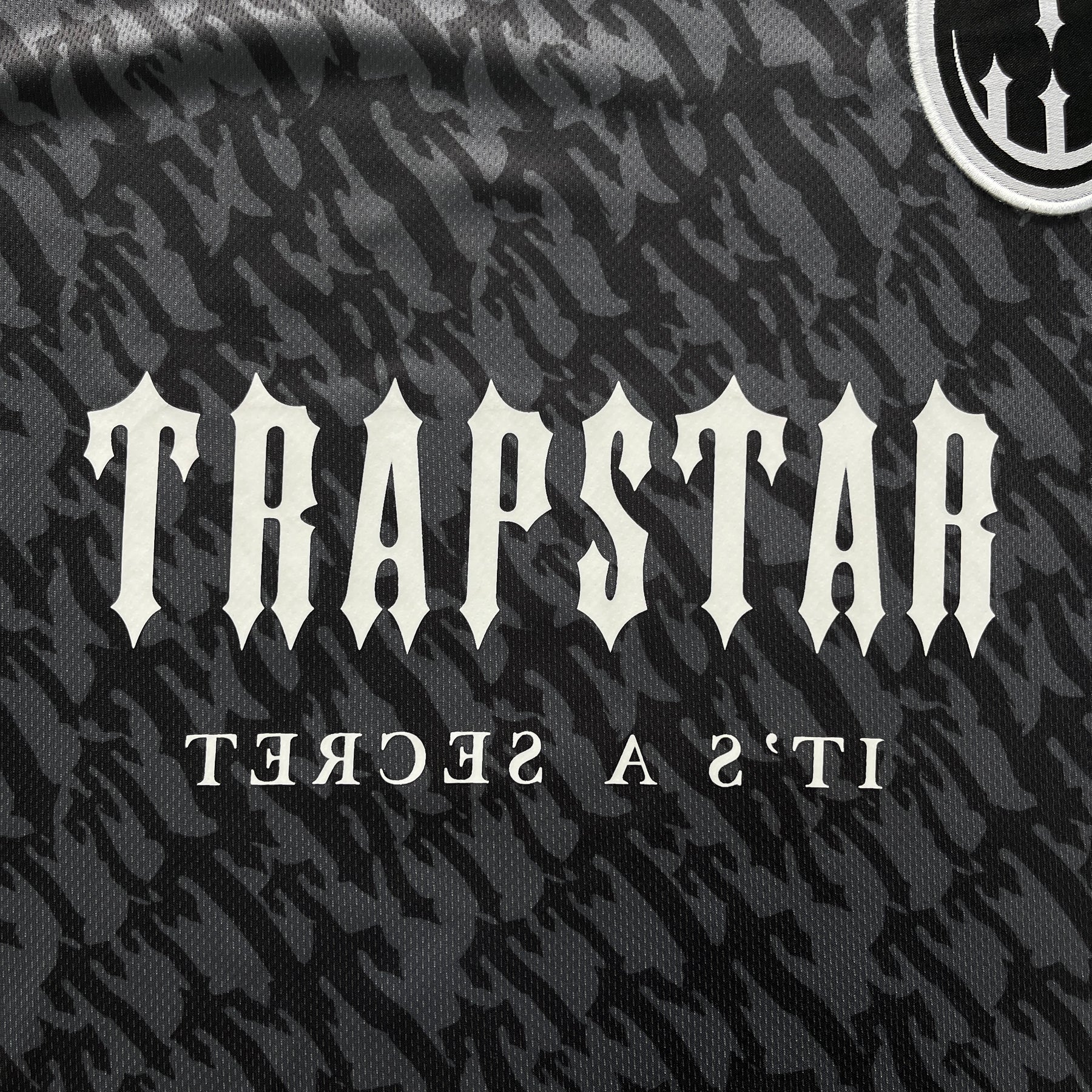 Camisa Trapstar “Football Jersey Black Grey” (Its a Secret)