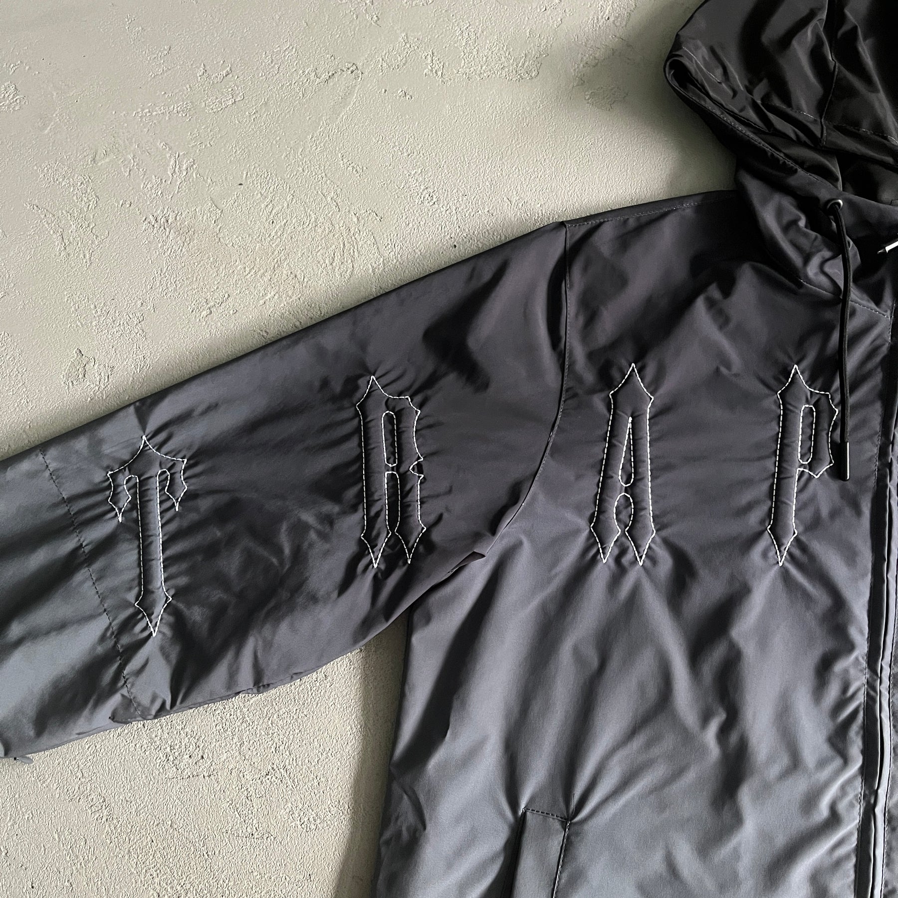 Corta Vento Trapstar “Outline Arch” ( Preta )