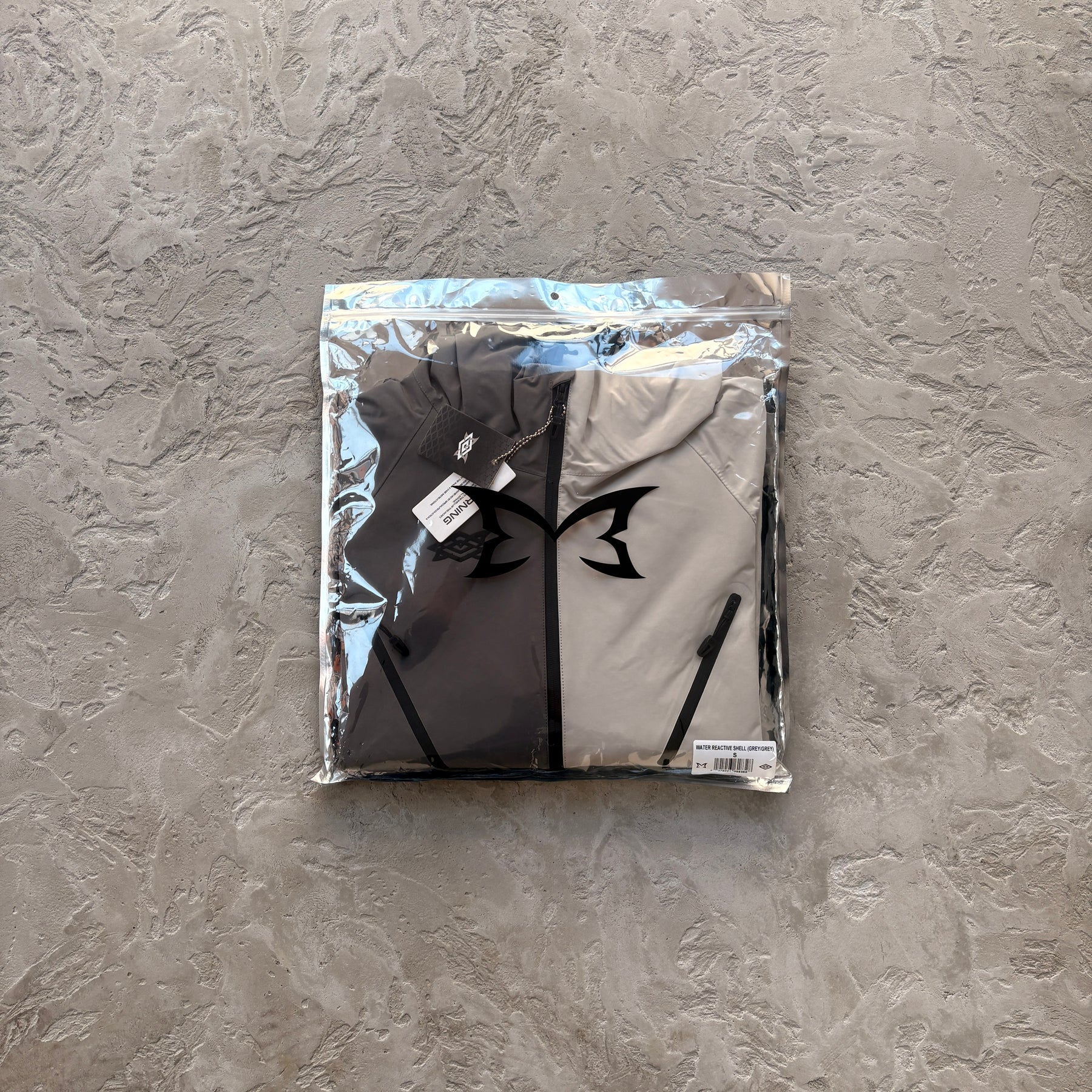 Corta Vento Mertra “Water Reactive ” ( Pova D'água ) ( Branco e Cinza )