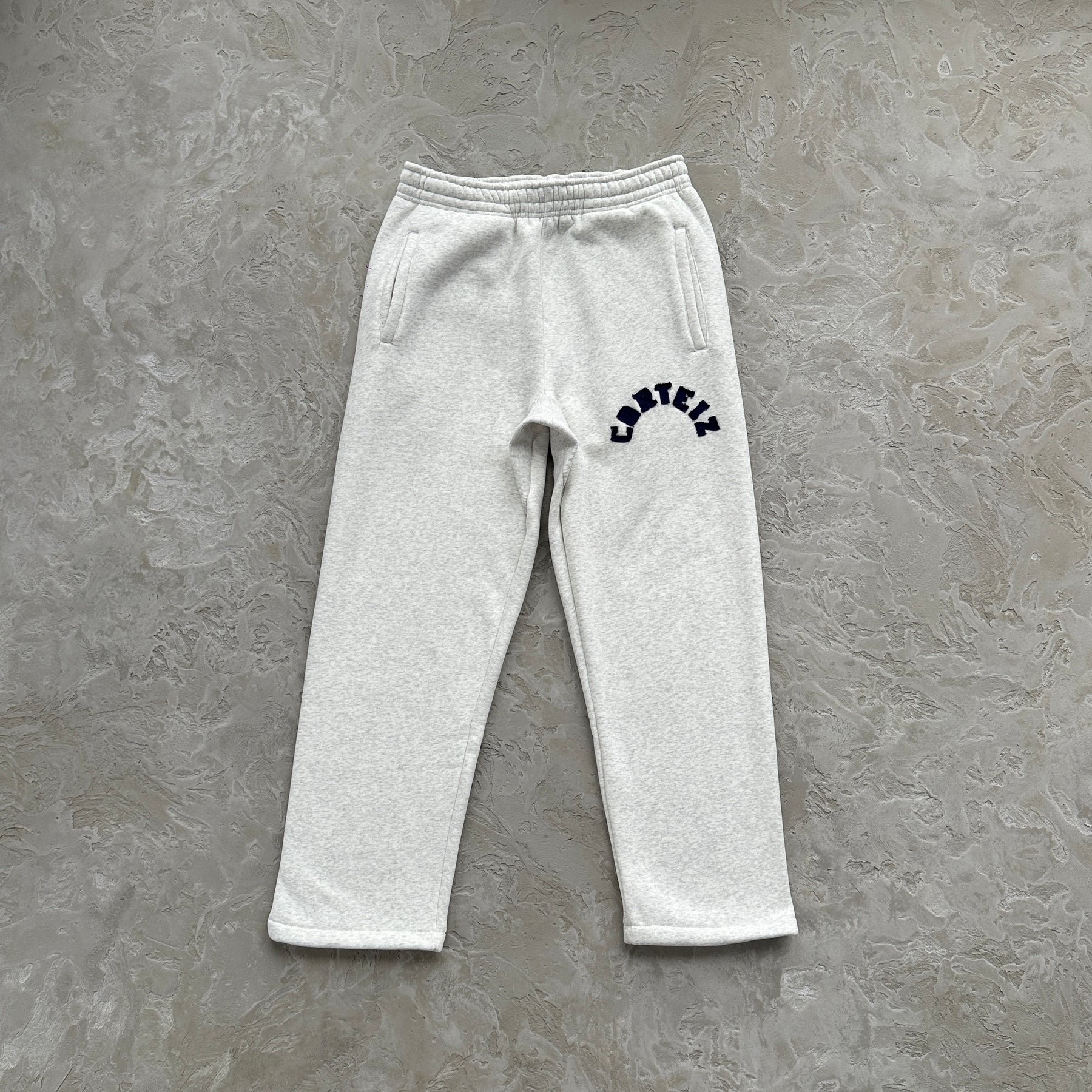 Conjunto Corteiz “College Arch Open” ( Branco )