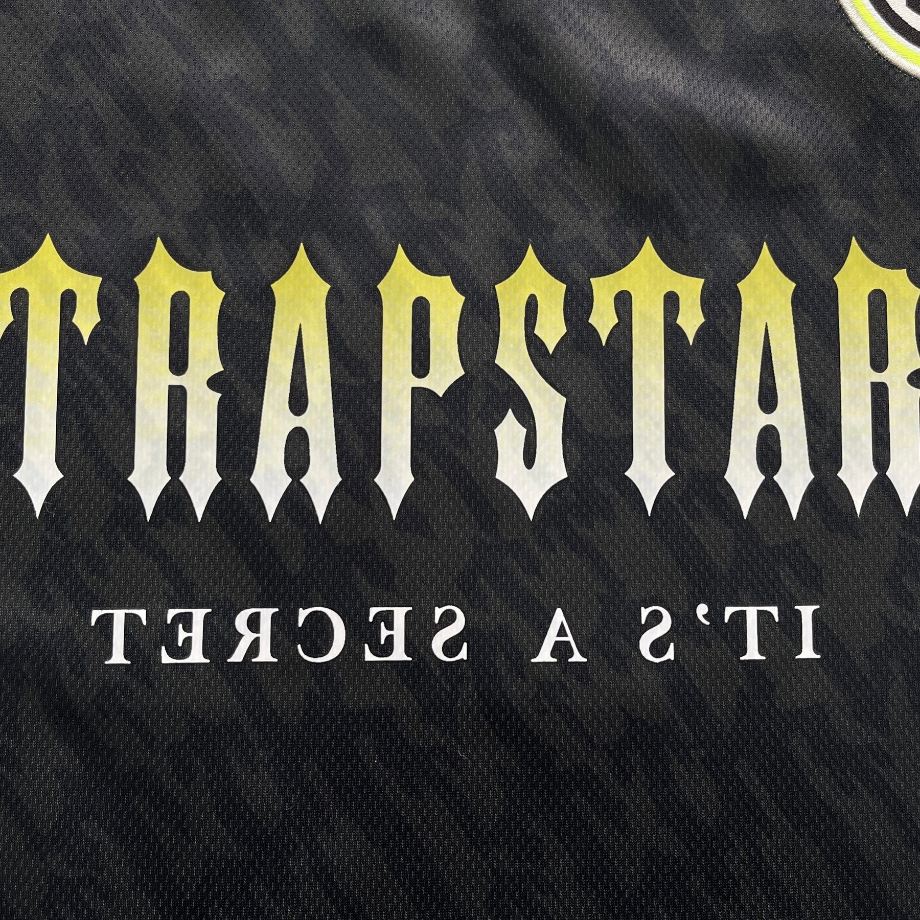 Camisa Trapstar “Football Jersey Black Gold” (Its a Secret)