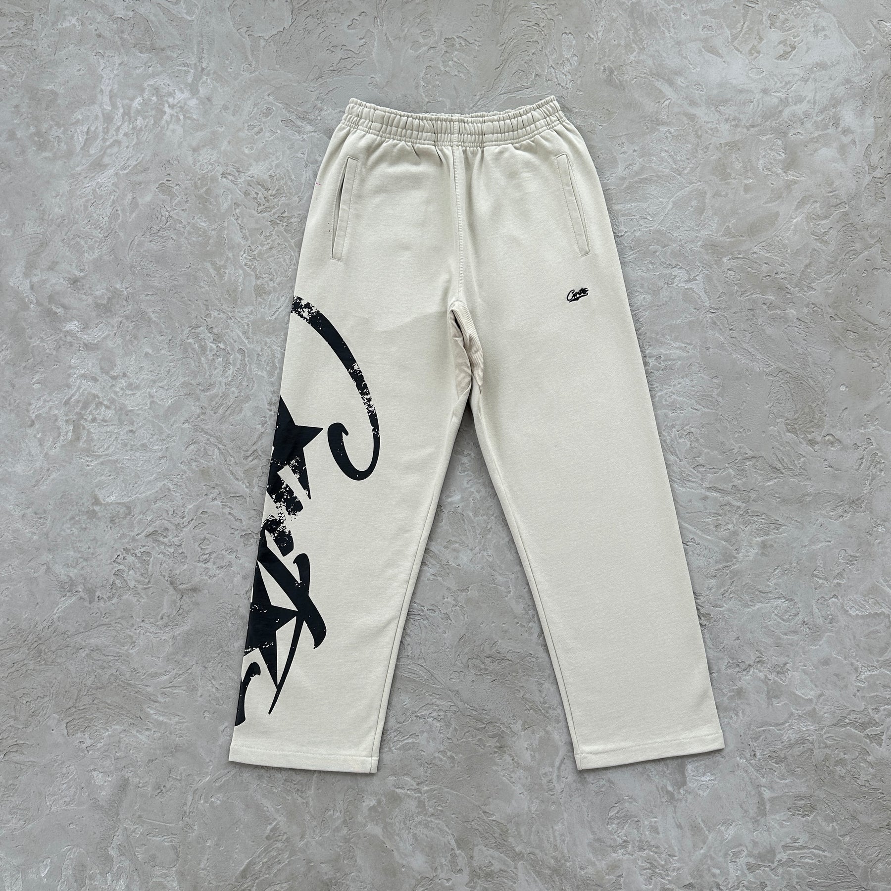 Conjunto Corteiz “Woosh Open Hem Sweatp”