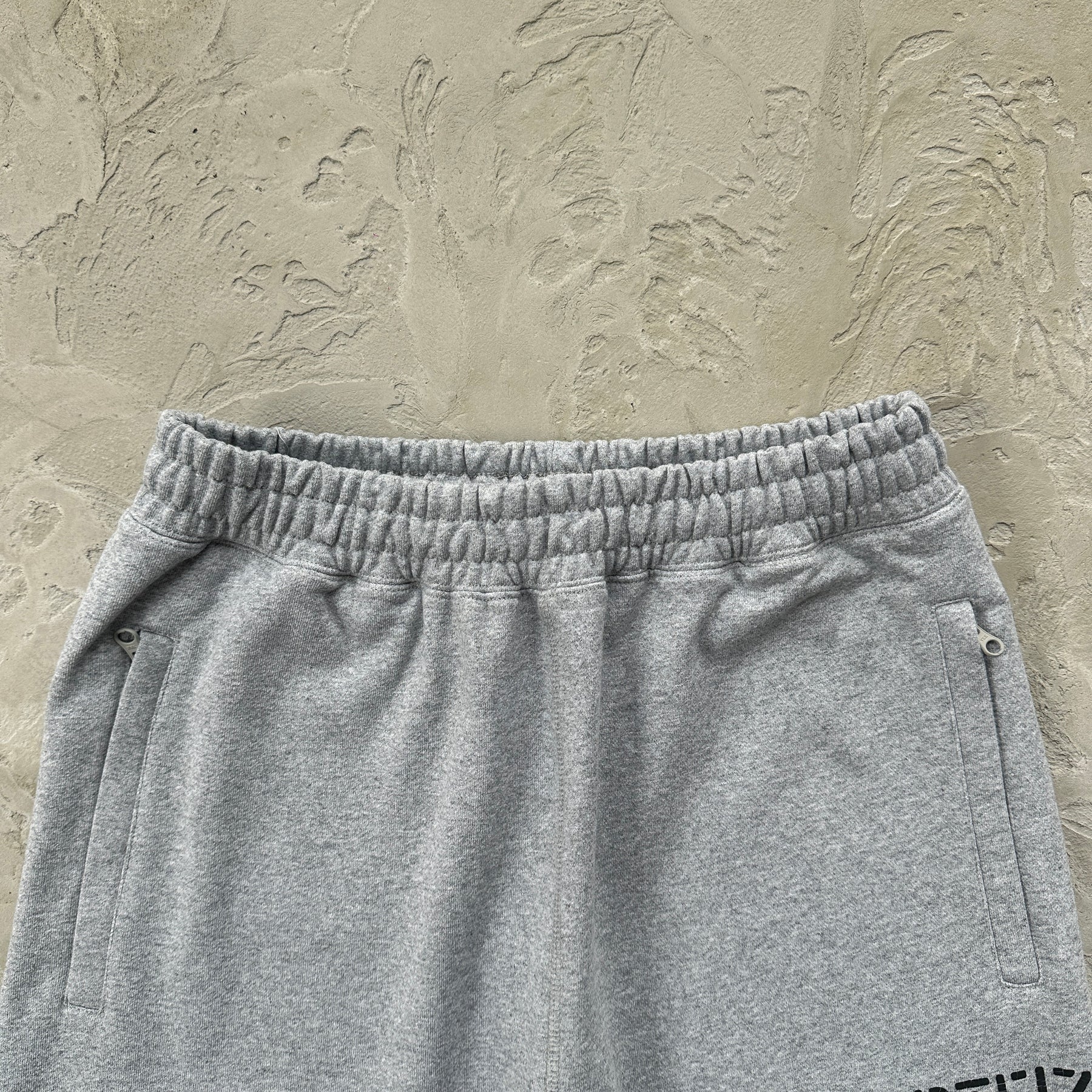 Conjunto Corteiz “HMP Stencil crewneck” ( Cinza )