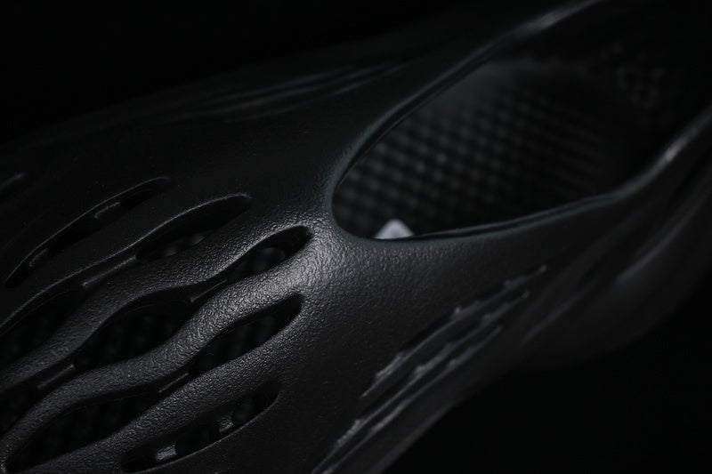 Yeezy Foam Runner “Ararat Black”