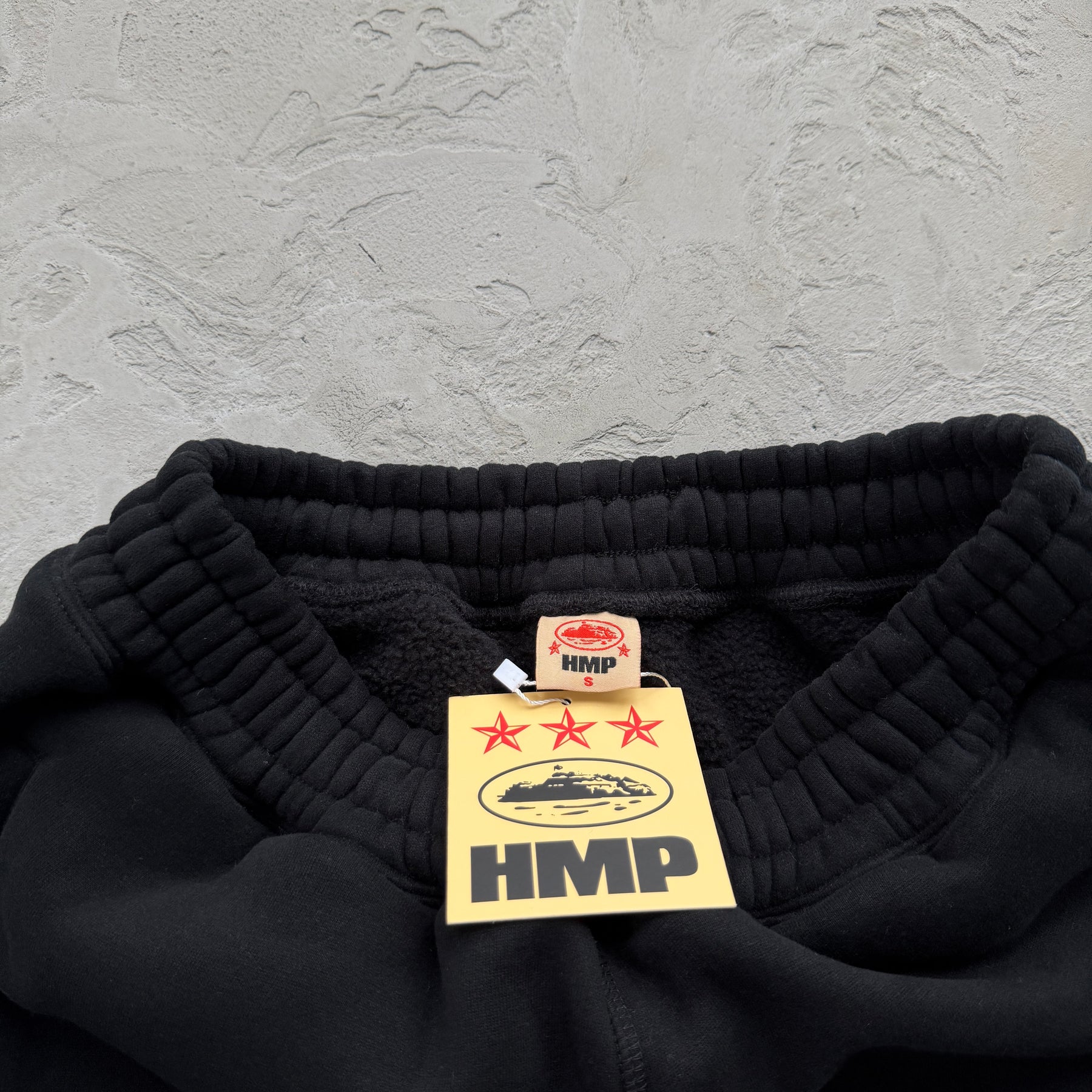 Conjunto Corteiz “HMP Stencil Crewneck” ( Preto )
