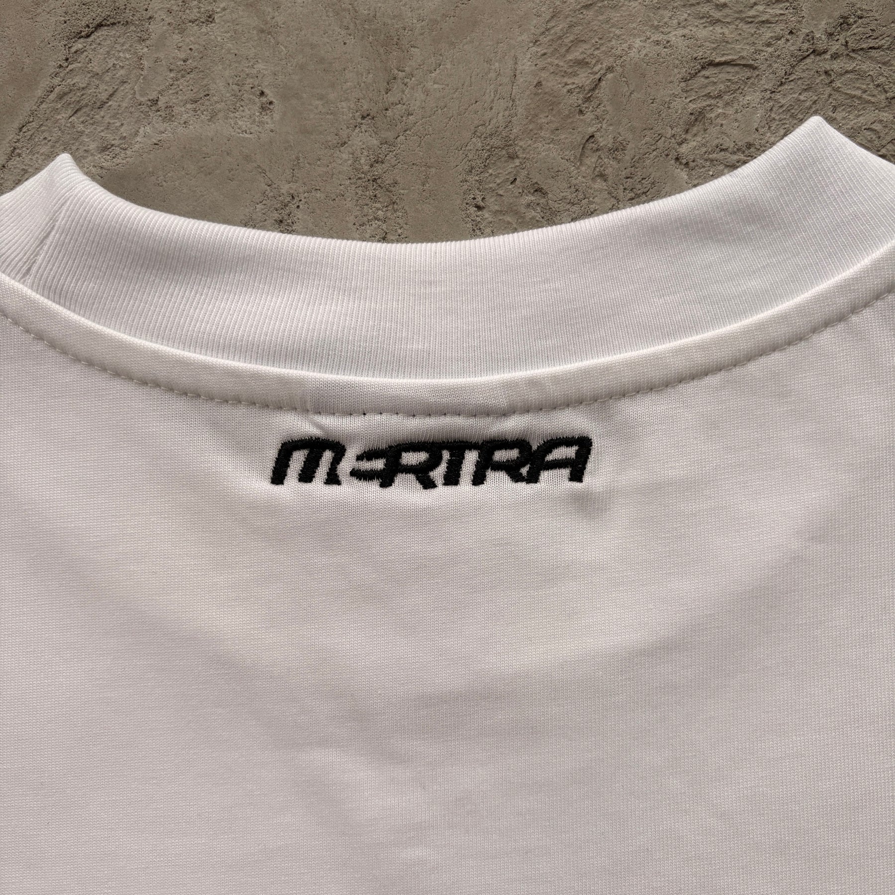 Camisa Mertra “Stacked Logo” ( Branco )