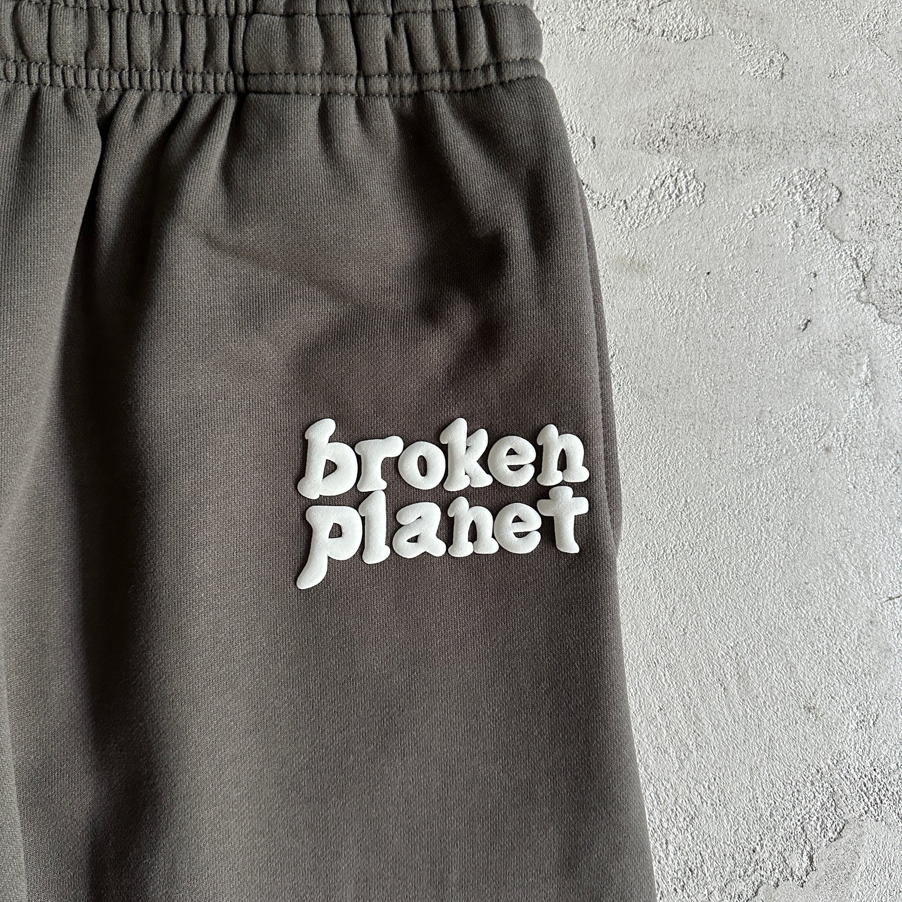 Calça Broken Planet “Basic Joggers”