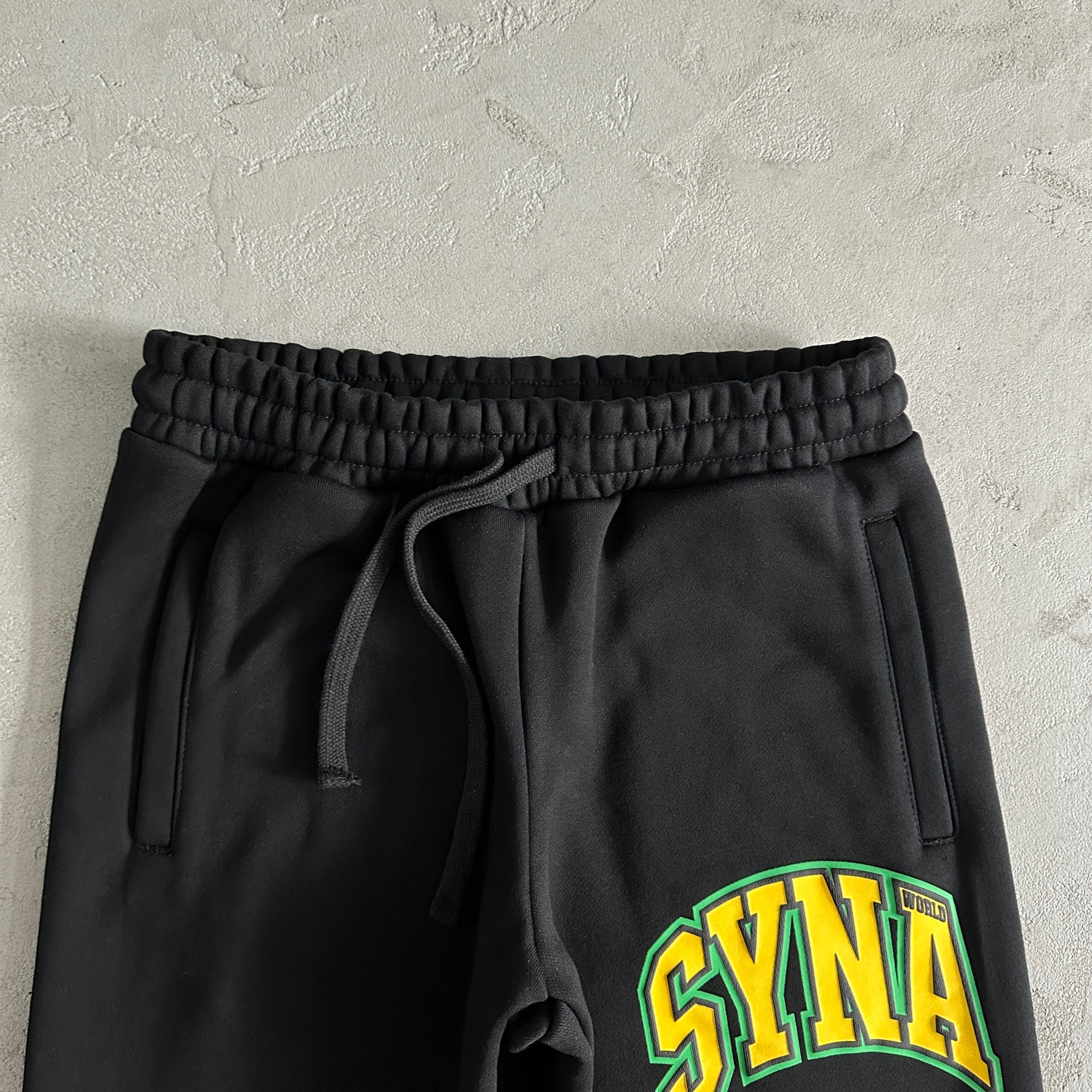 Conjunto Syna World “Crest Oth“ ( Preto e Amarelo )