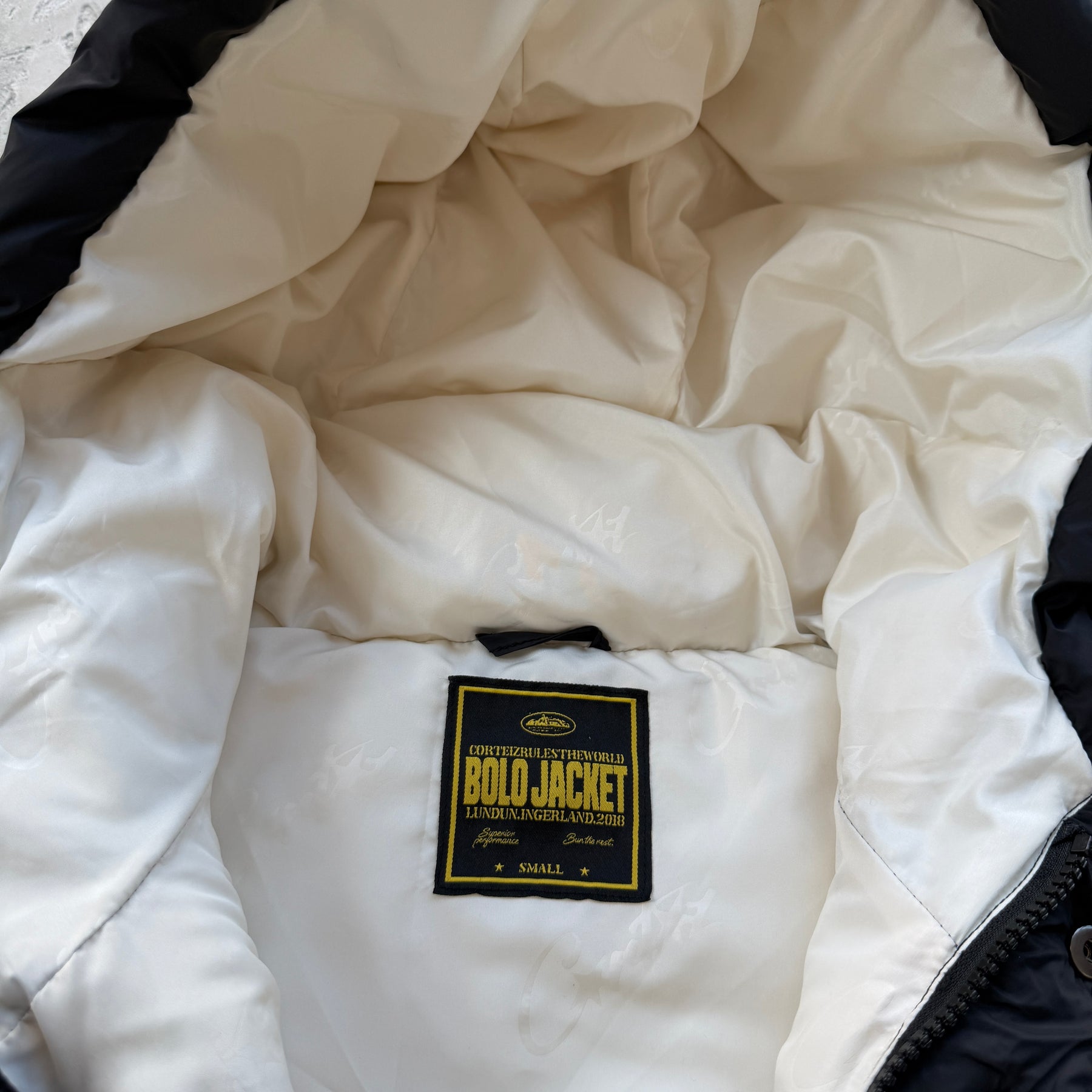 Casaco Corteiz “Bolo V2 Down” ( Preto Com Branco )