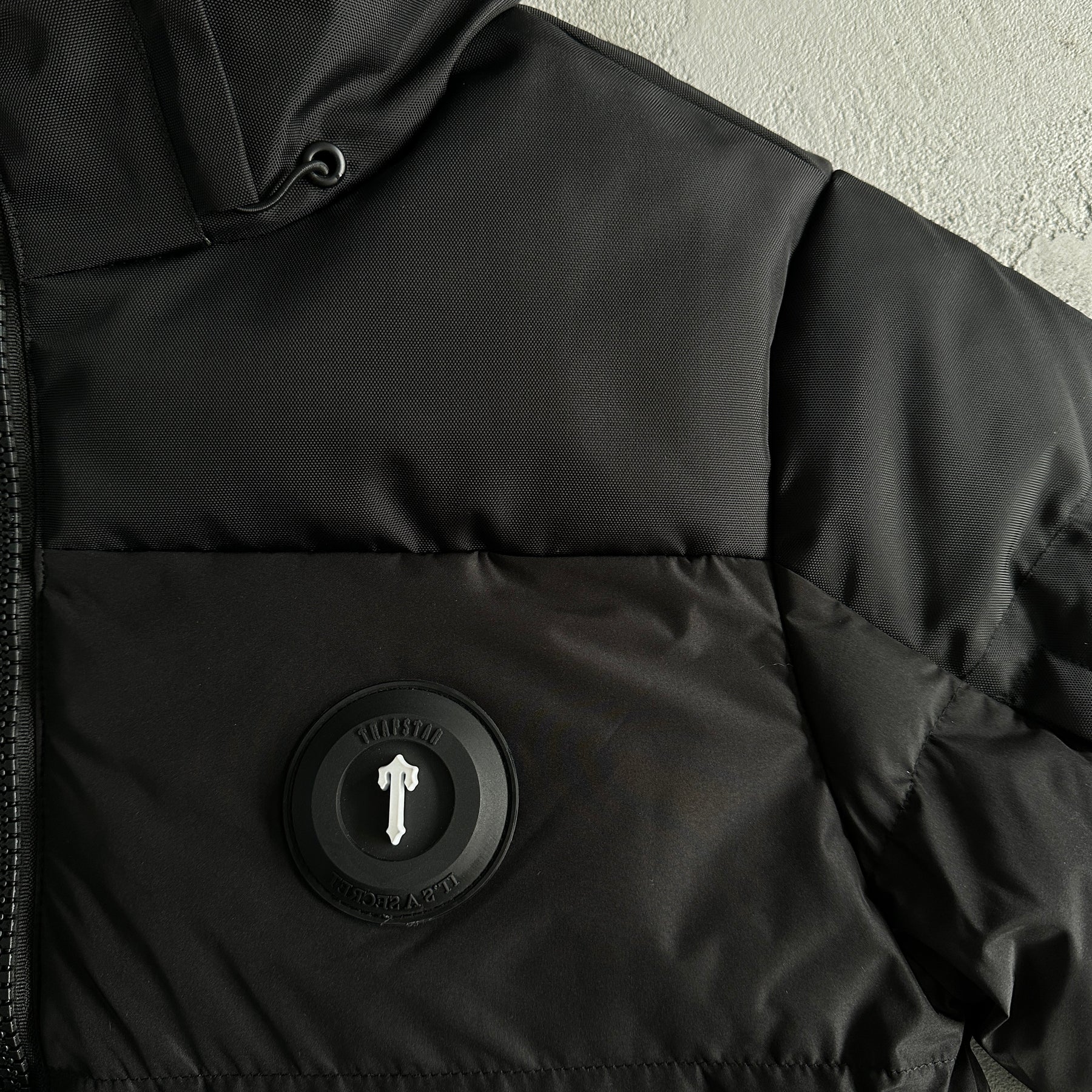 Jaqueta Trapstar “Decoded Puffer” ( Preta Com Branco )