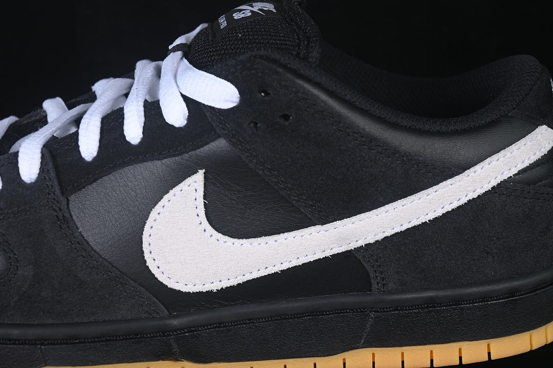Dunk “Black White Gum”