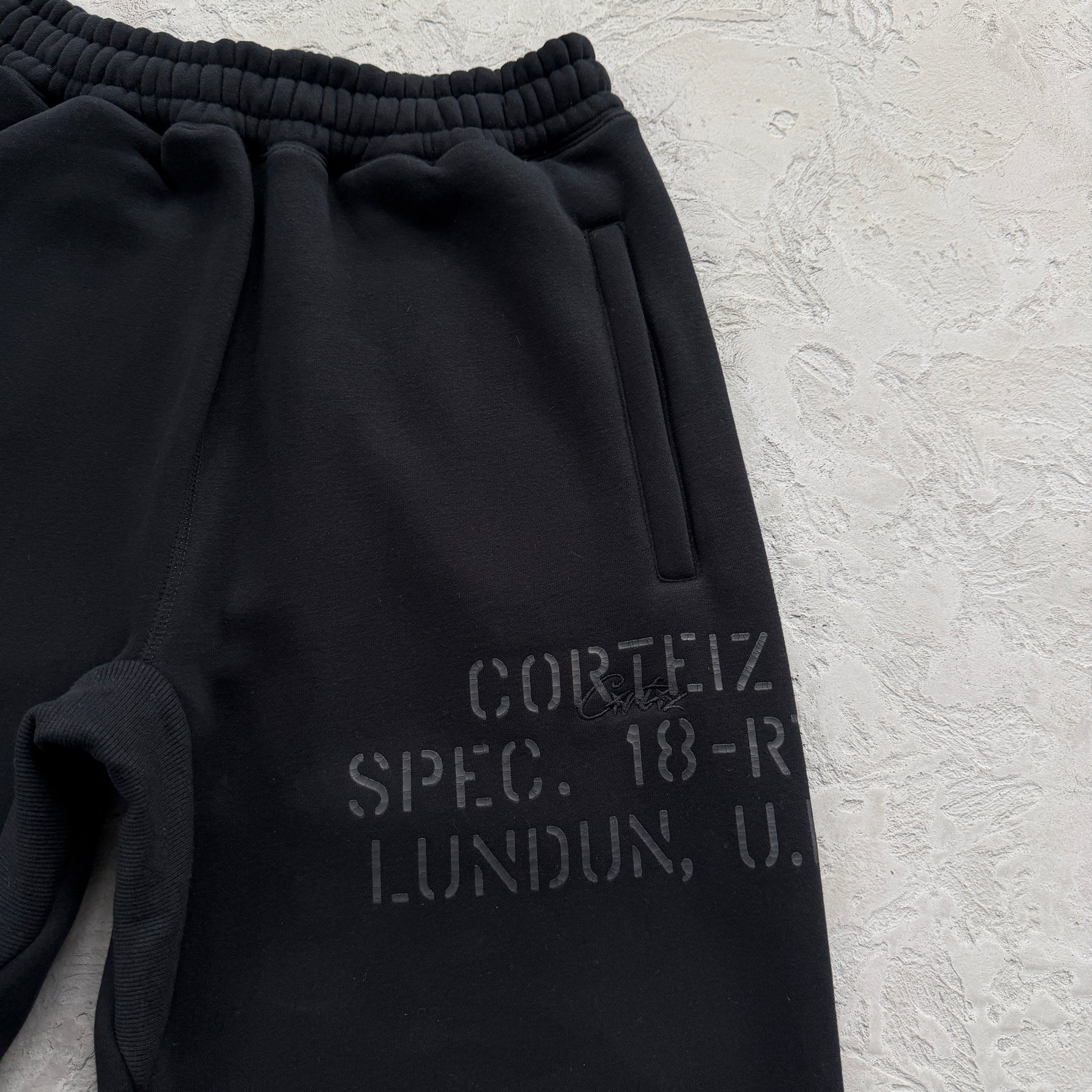 Conjunto Corteiz “HMP Stencil Crewneck” ( Preto )