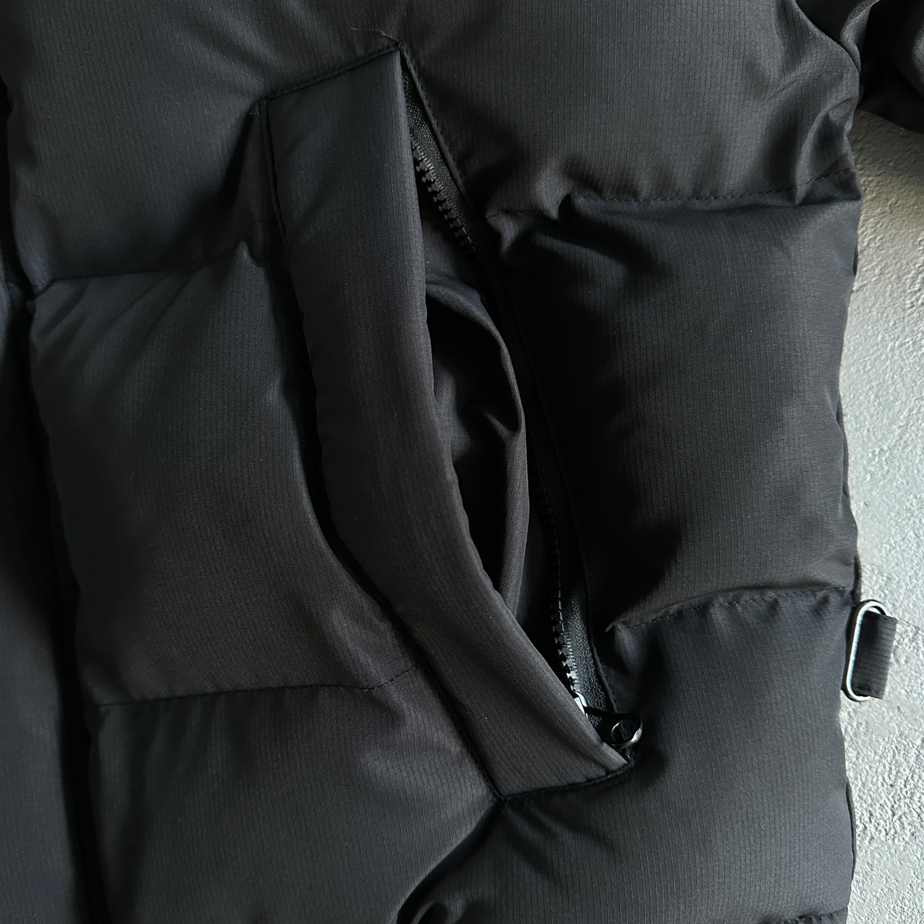 Jaqueta Trapstar “Decoded 2022 Hooded” ( Preto e Vermelho )