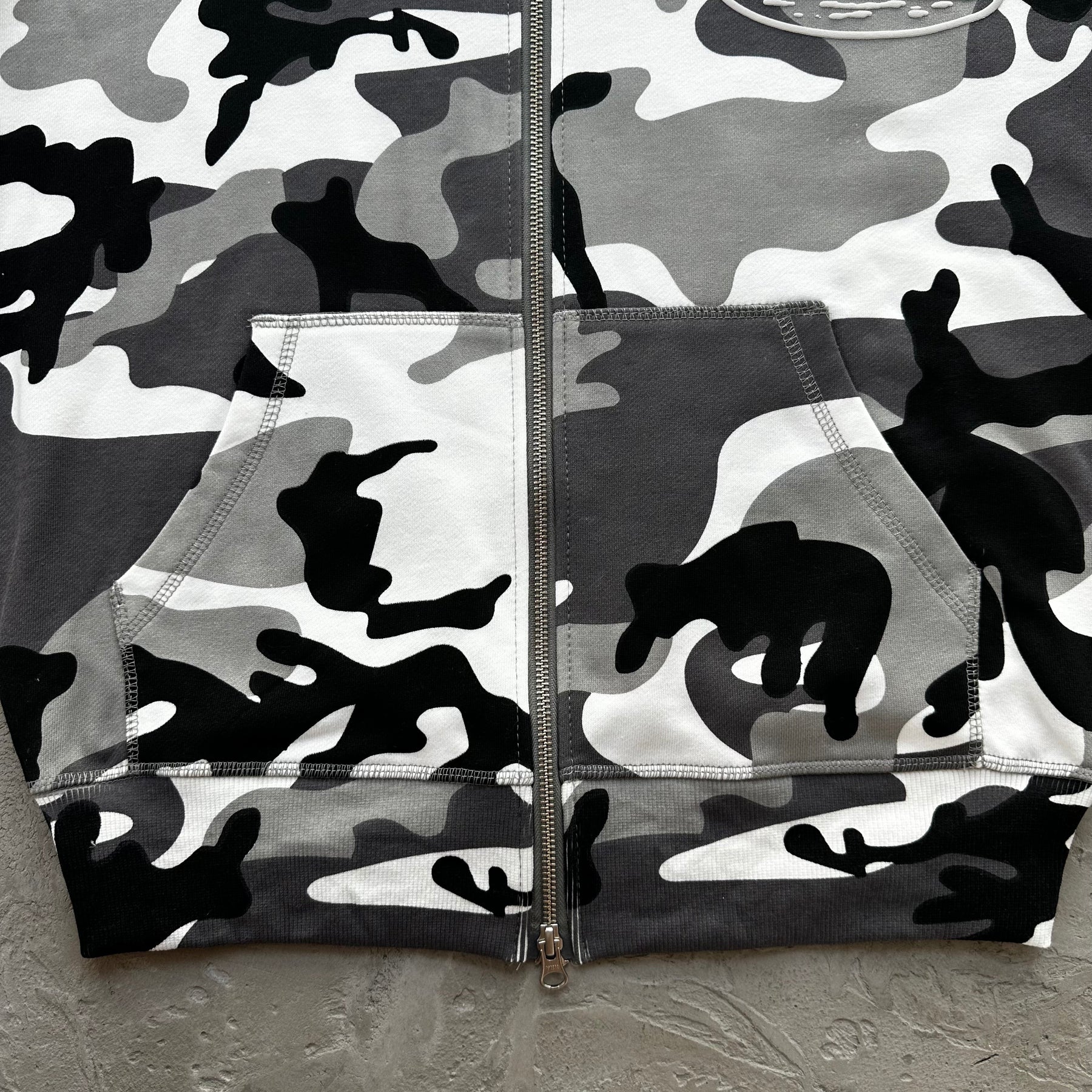 Conjunto Corteiz “Island Puff Print” (Artic Camo)