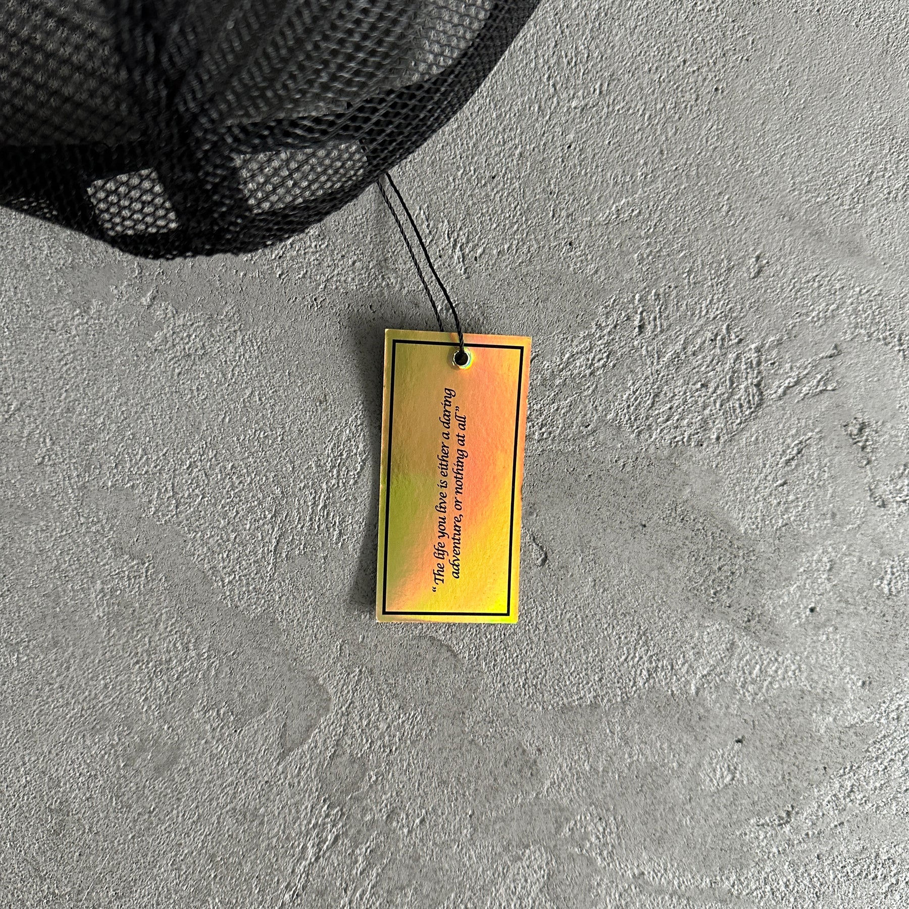 Boné Corteiz “Island” (Preto com Vermelho)