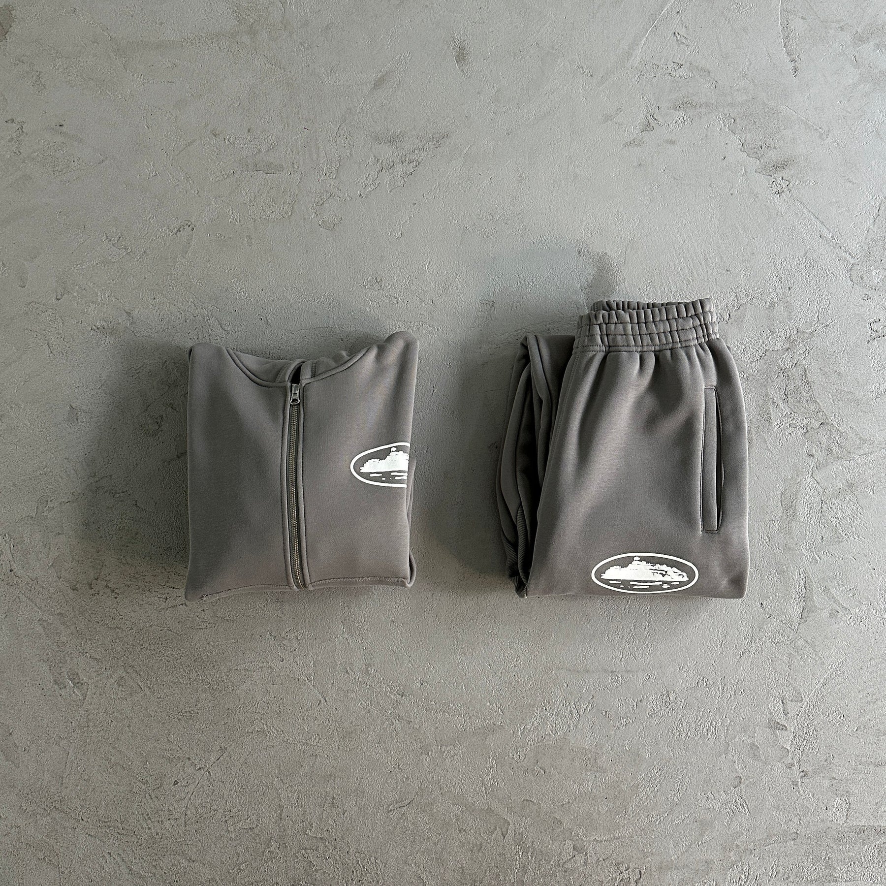 Conjunto Corteiz “Island Puff Print” ( Cinza )