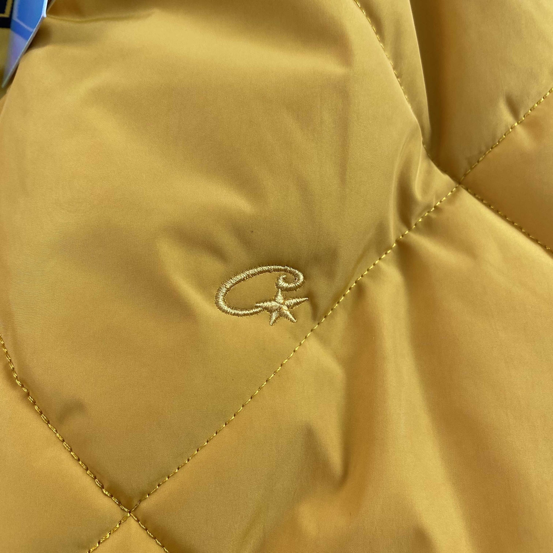 Jaqueta Corteiz “Olde English Quilted” ( Amarelo )