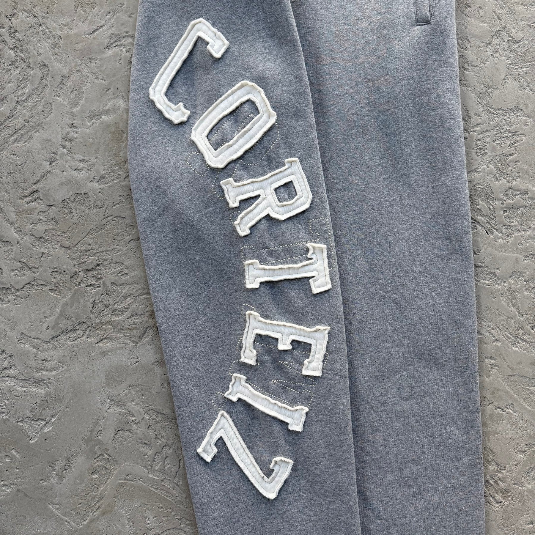 Conjunto Corteiz “Lundun Stitch” ( Cinza )