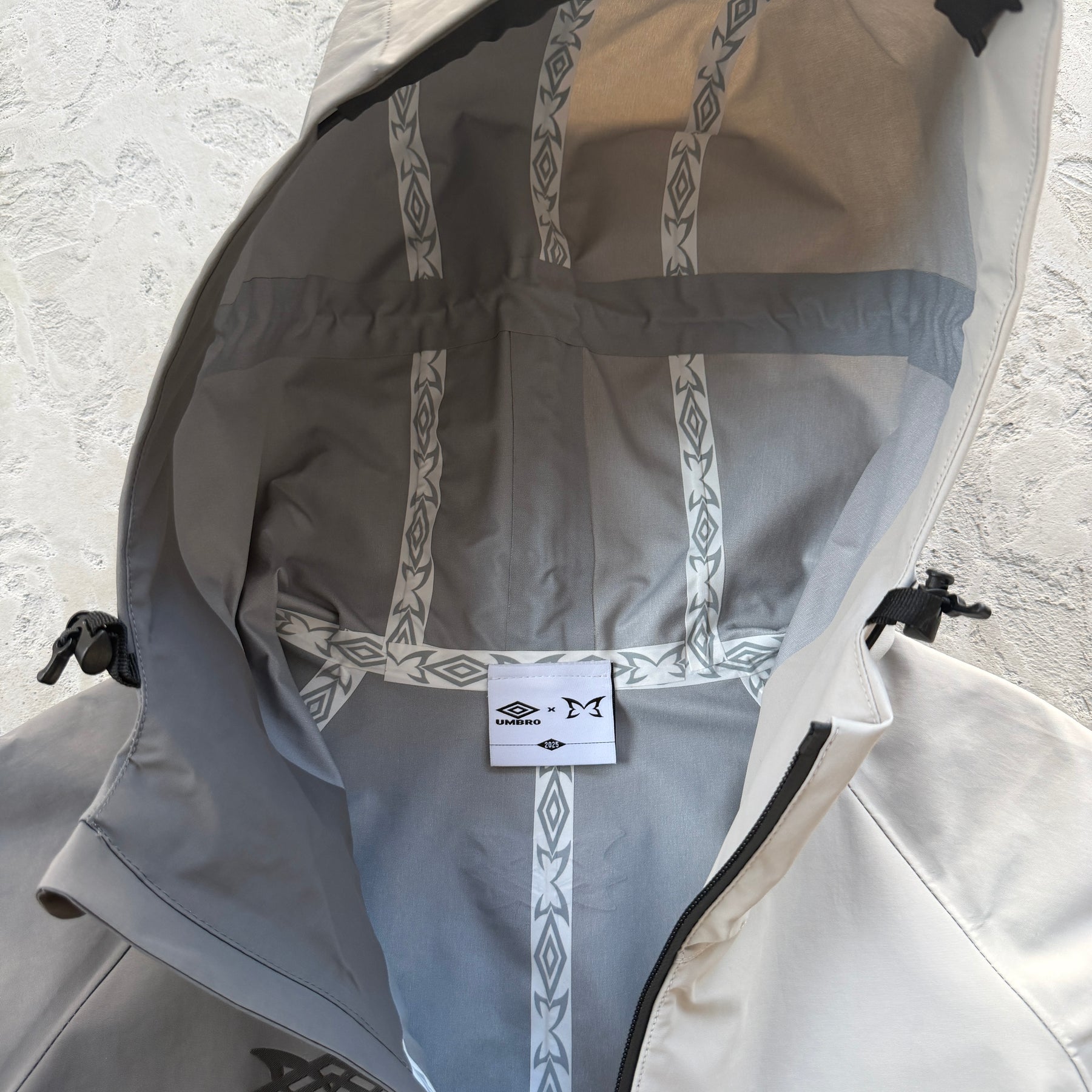 Corta Vento Mertra “Water Reactive ” ( Pova D'água ) ( Branco e Cinza )