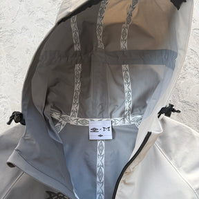 Corta Vento Mertra “Water Reactive ” ( Pova D'água ) ( Branco e Cinza )