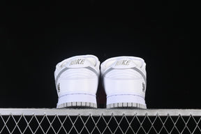Dunk x Supreme “White Metallic Silver”