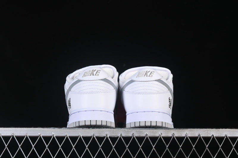 Dunk x Supreme “White Metallic Silver”