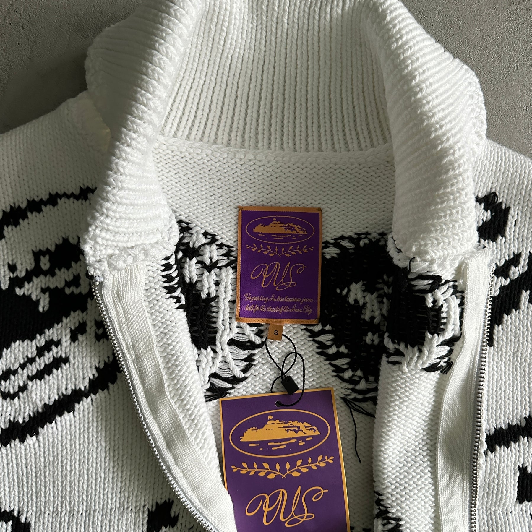 Jaqueta Corteiz “Heavy Knit” ( Branca Com Preto )