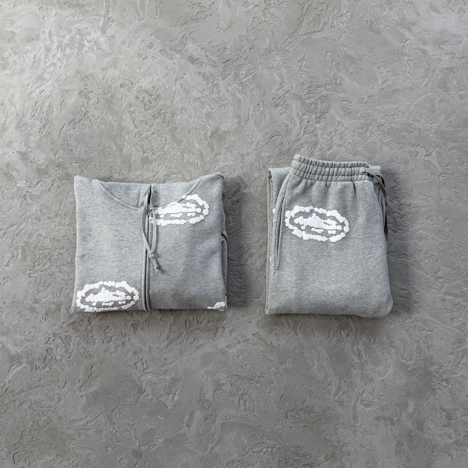 Conjunto Corteiz x Denim Tears ( Cinza )