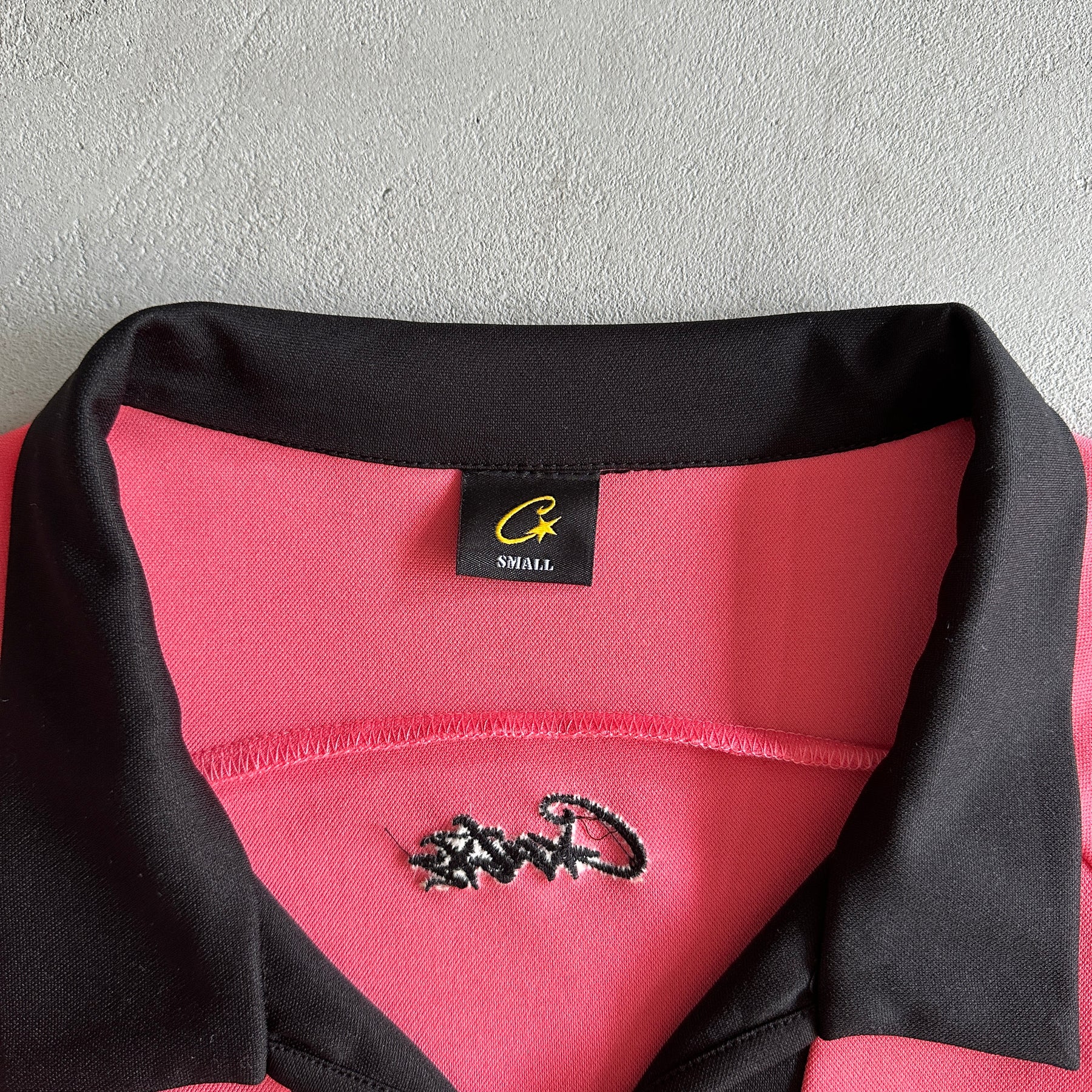 Camisa Corteiz ”Talismo” ( Rosa e Preto )