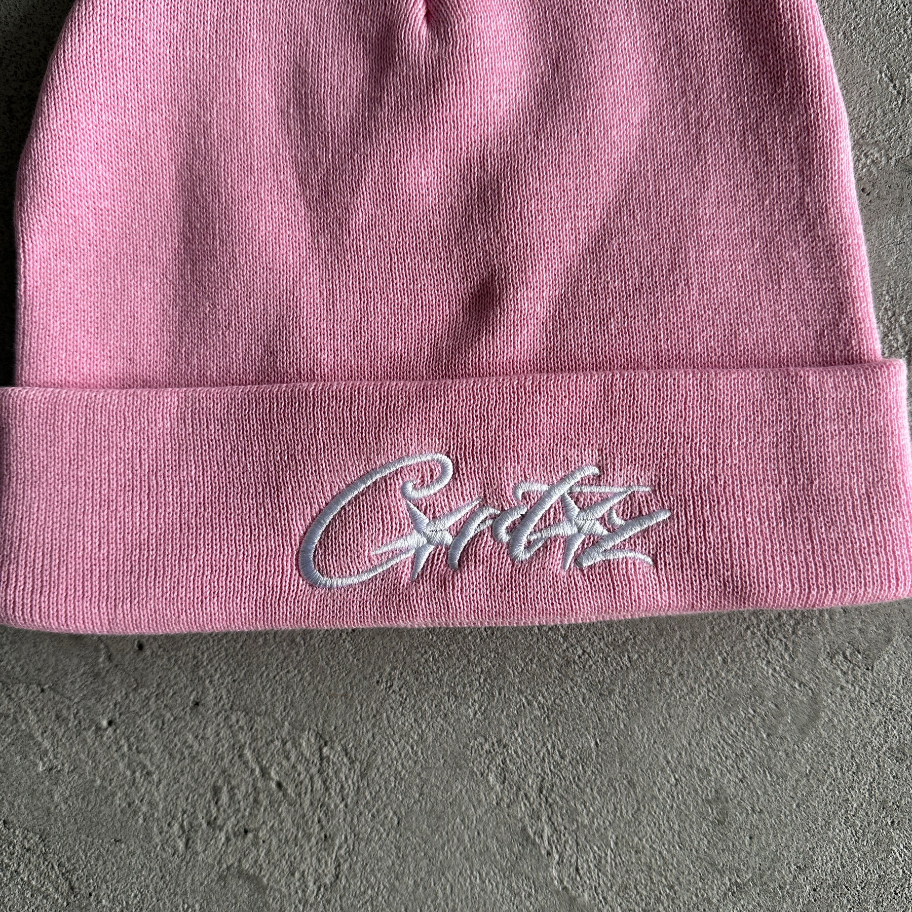 Touca Corteiz “Demon Embroidered Beanie” ( Rosa )