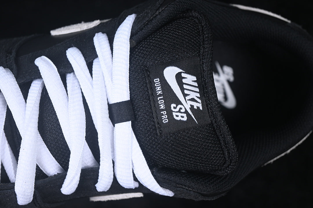 Dunk “Black White Gum”