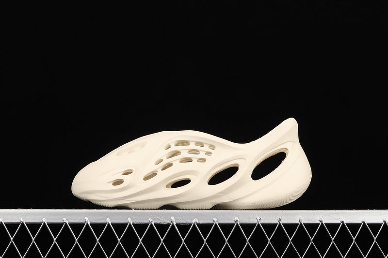 Yeezy Foam Runner “Sand Etham”