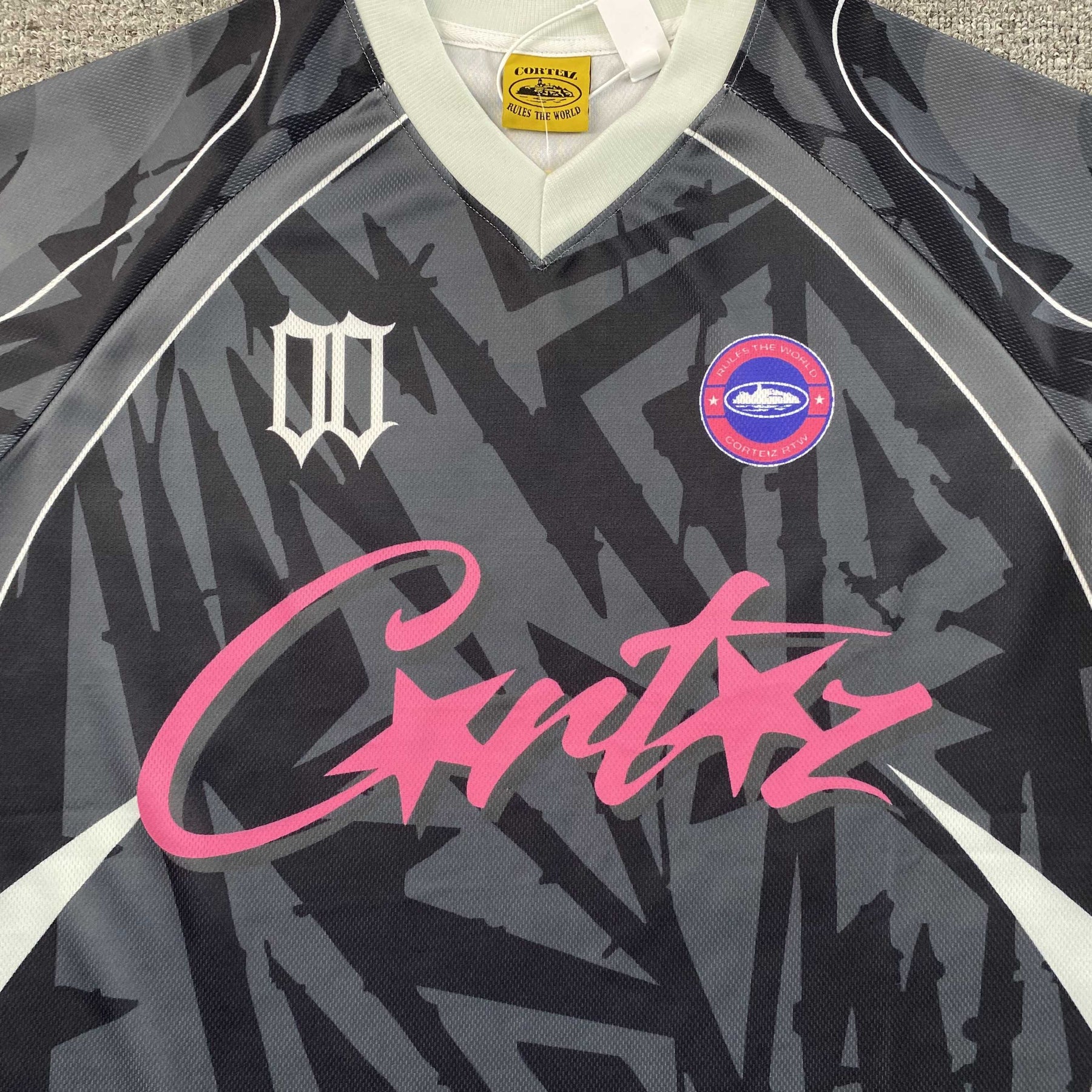 Camisa Corteiz “Striped V”