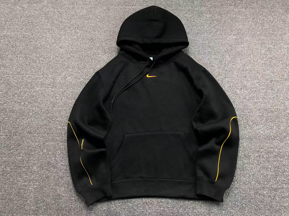 Conjunto Nocta x Nike “University Gold”