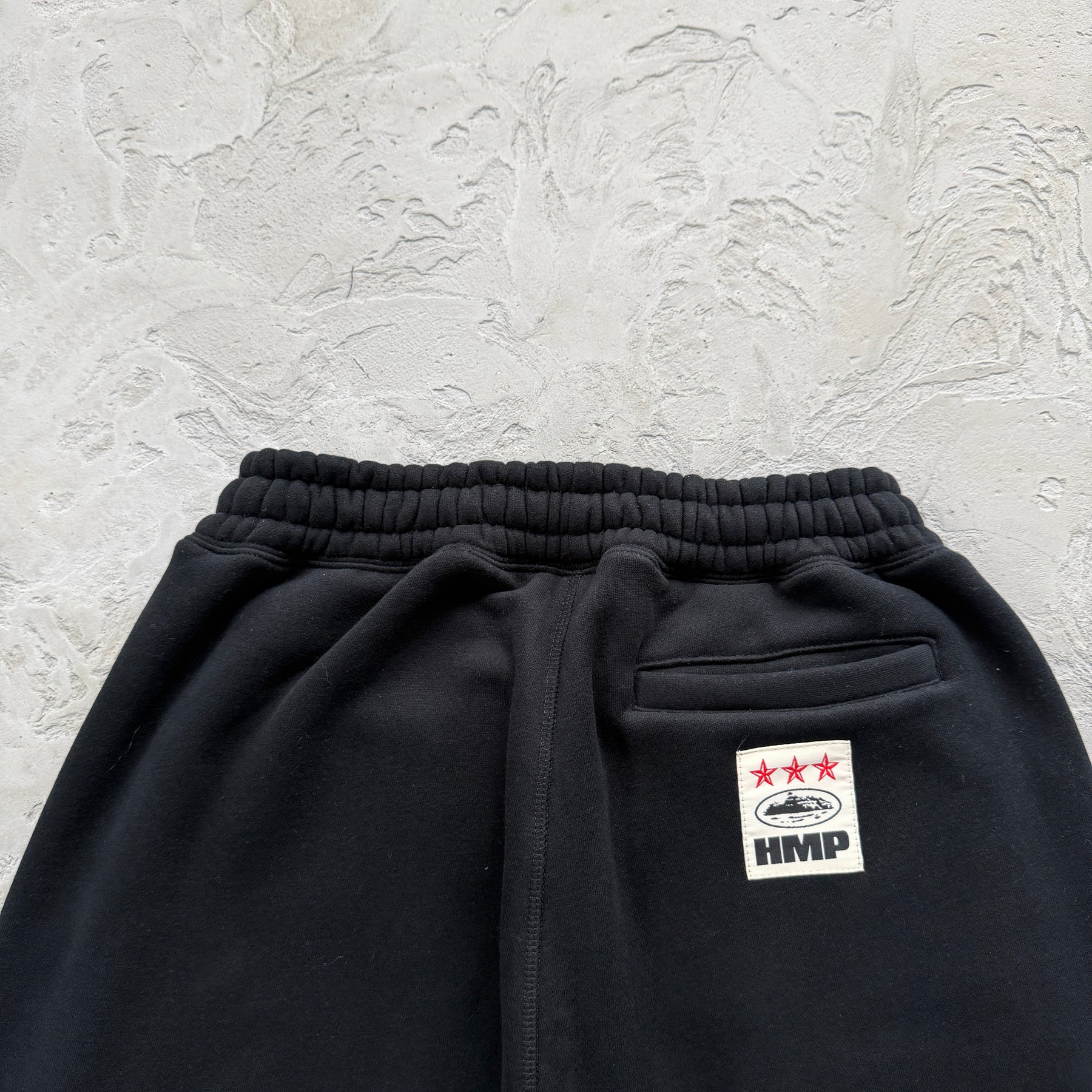 Conjunto Corteiz “HMP Stencil Crewneck” ( Preto )