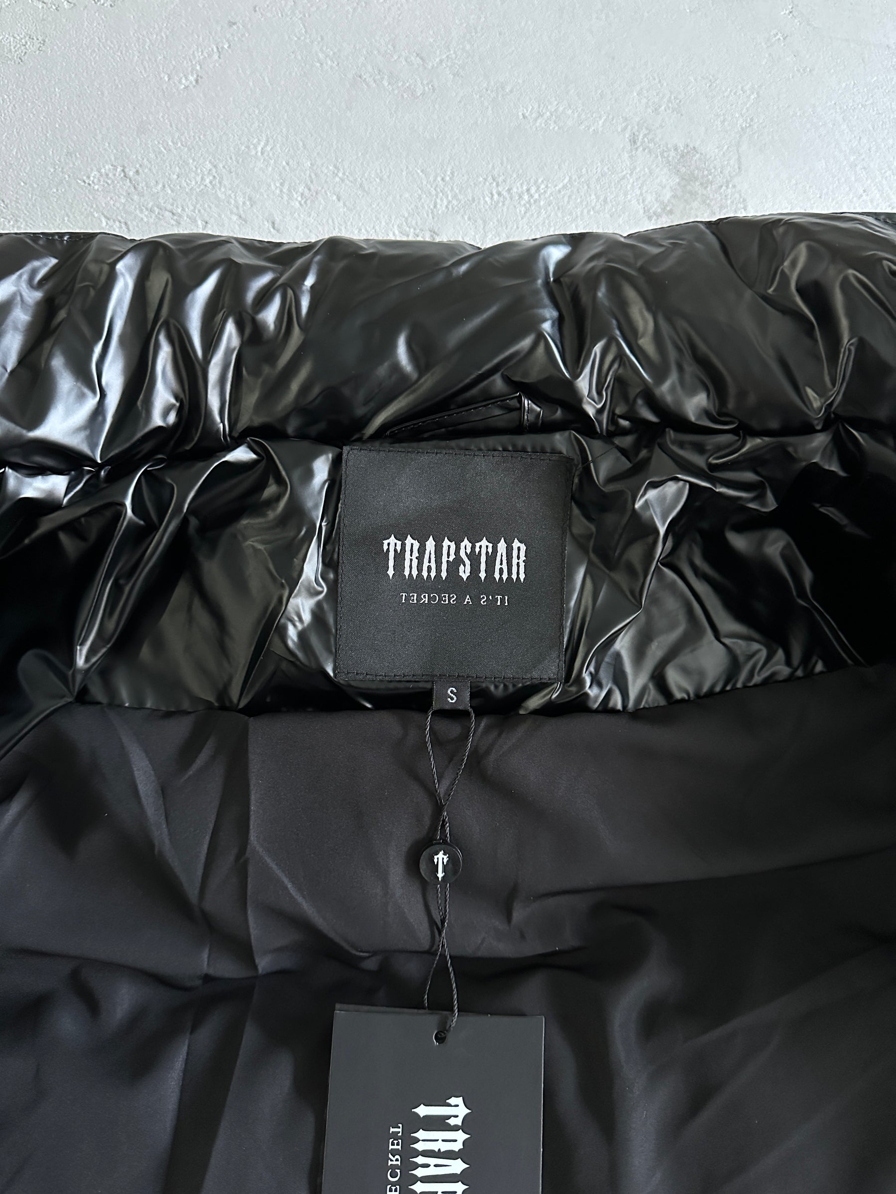 Jaqueta Trapstar “Irongate Embossed” ( Preta )