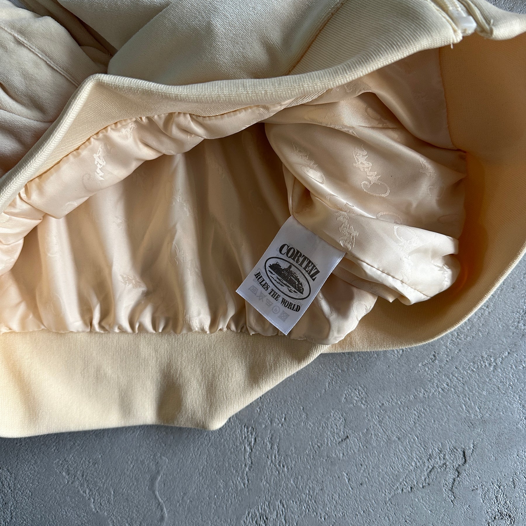 Conjunto Corteiz “Velor" Bege