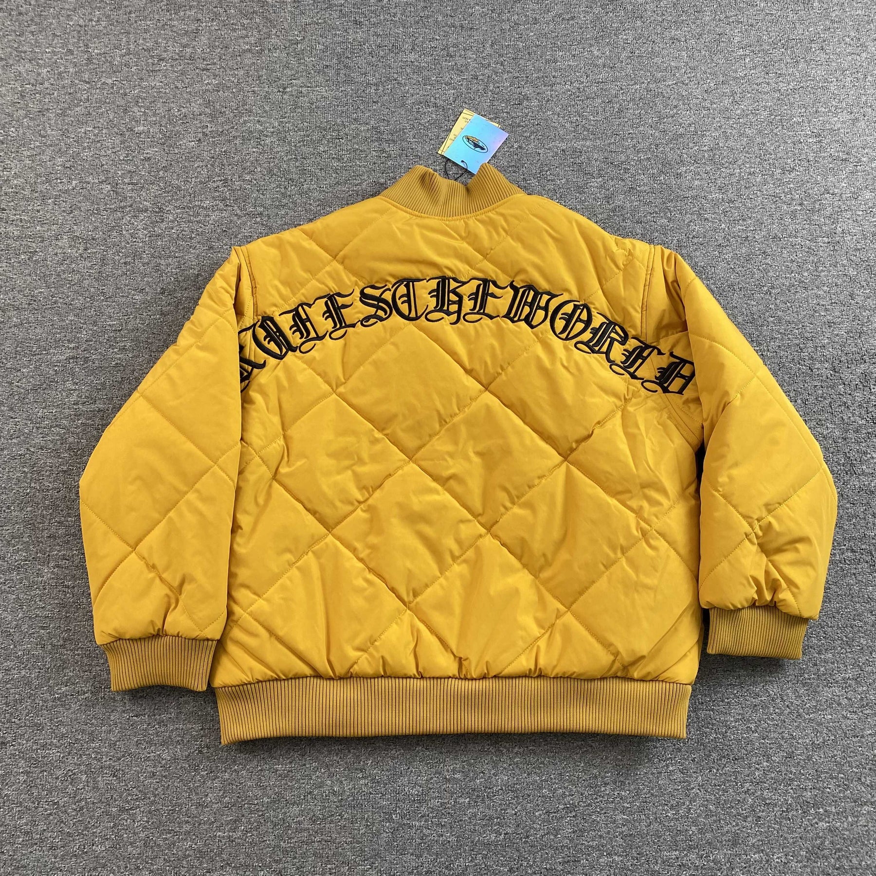 Jaqueta Corteiz “Olde English Quilted” ( Amarelo )