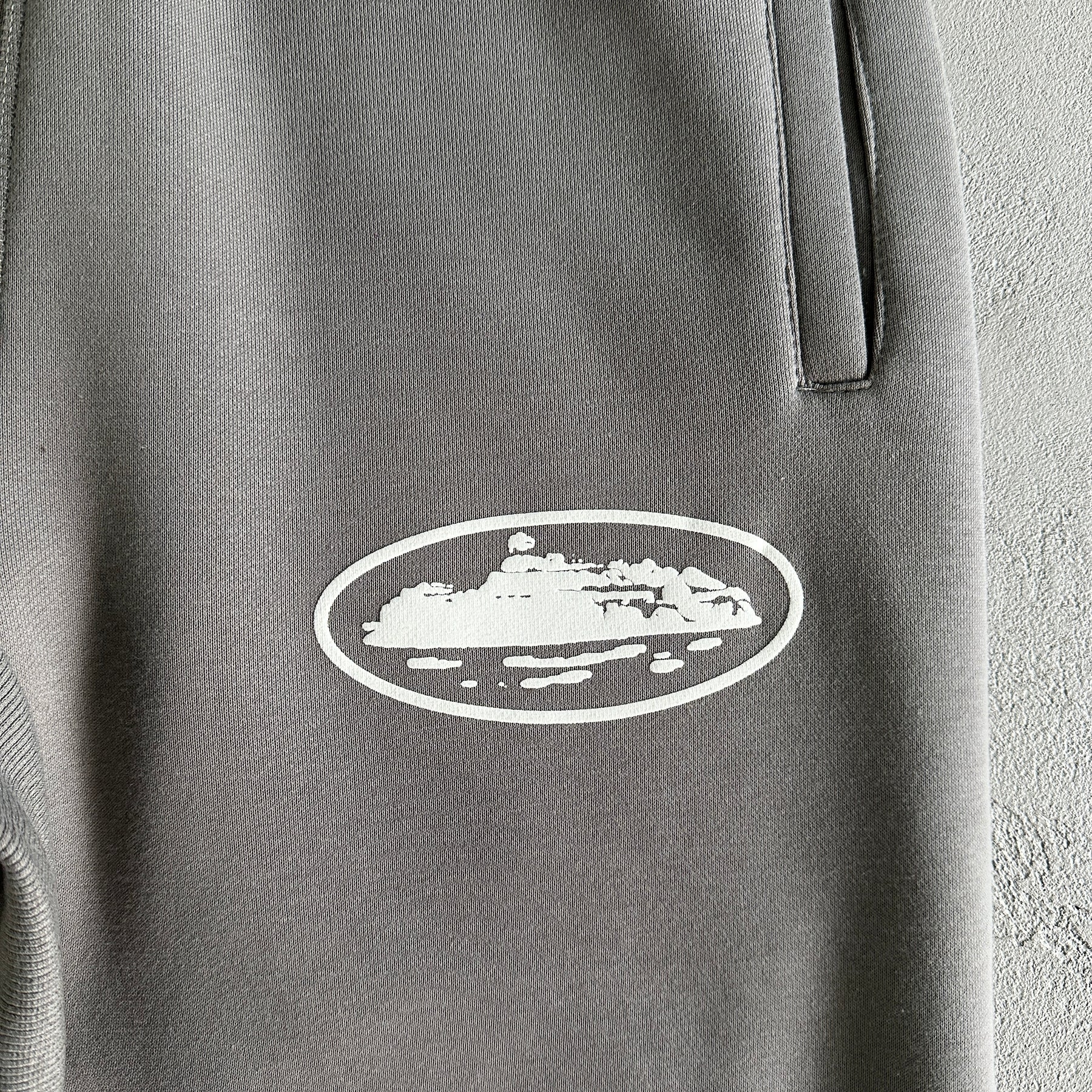 Conjunto Corteiz “Island Puff Print” ( Cinza )