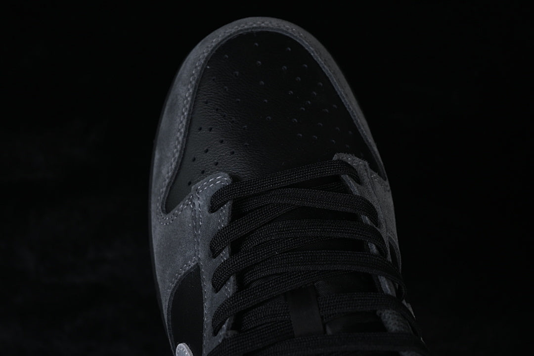 Dunk “Black Metallic Silver”