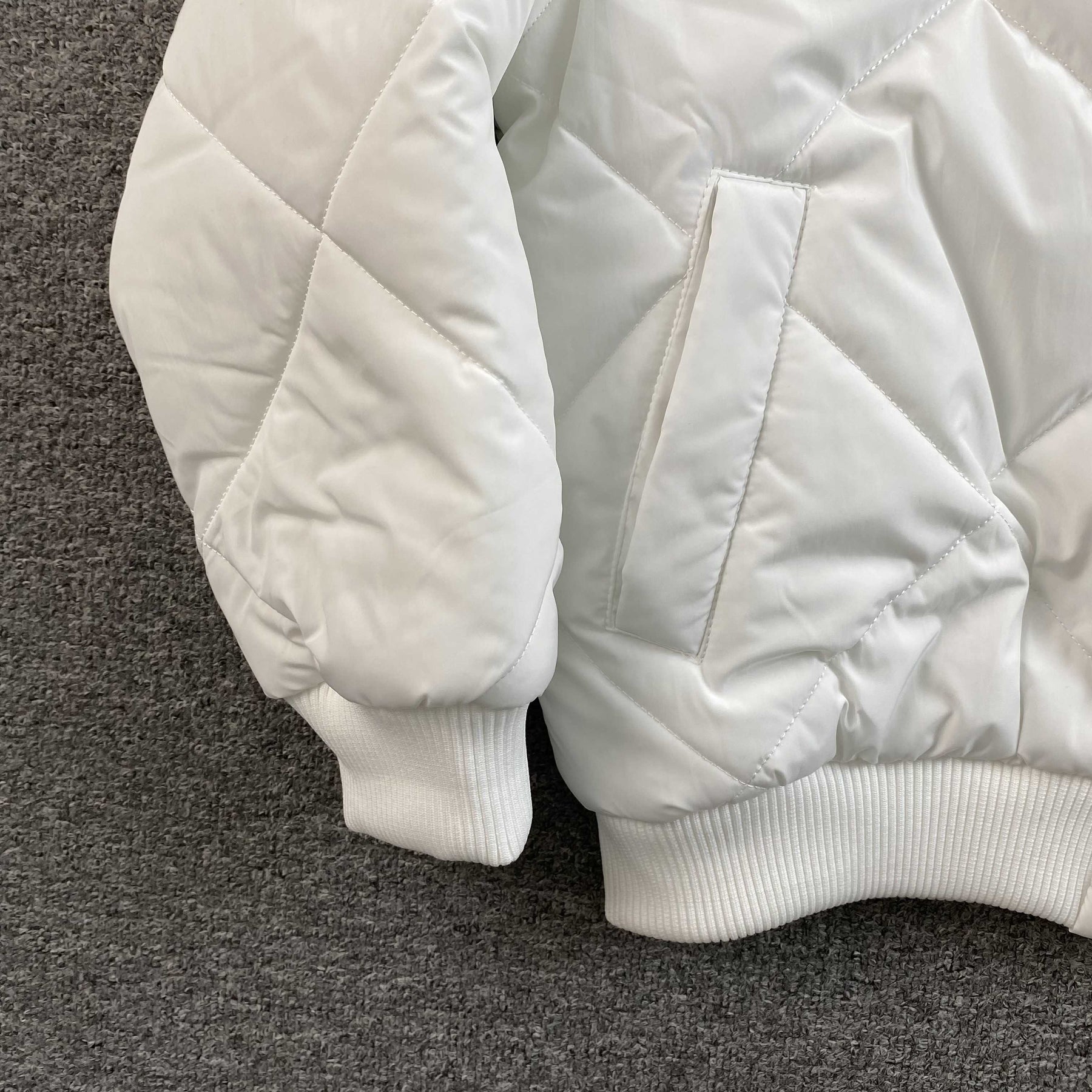 Jaqueta Corteiz “Olde English Quilted” ( Branca )