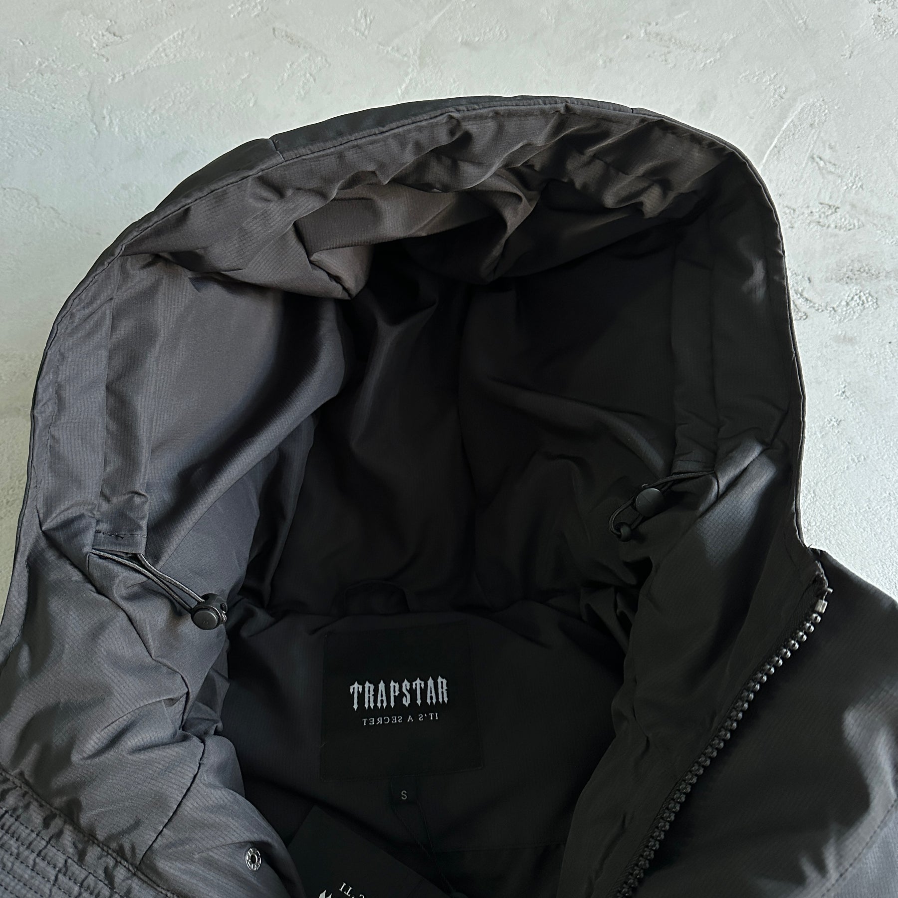 Jaqueta Trapstar “Decoded 2022 Hooded” ( Preto e Vermelho )