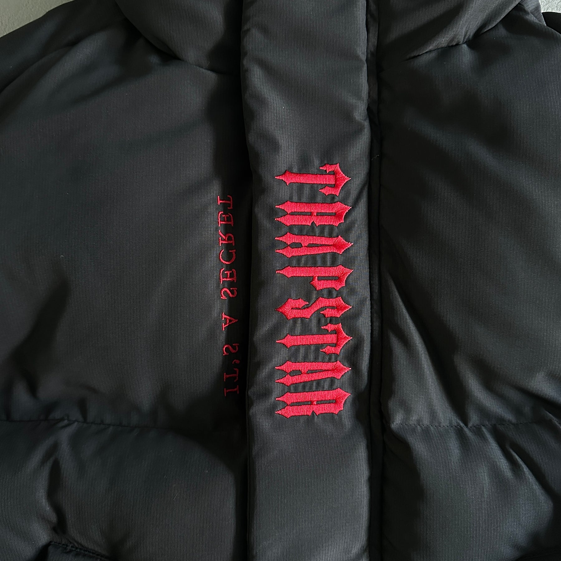 Jaqueta Trapstar “Decoded 2022 Hooded” ( Preto e Vermelho )