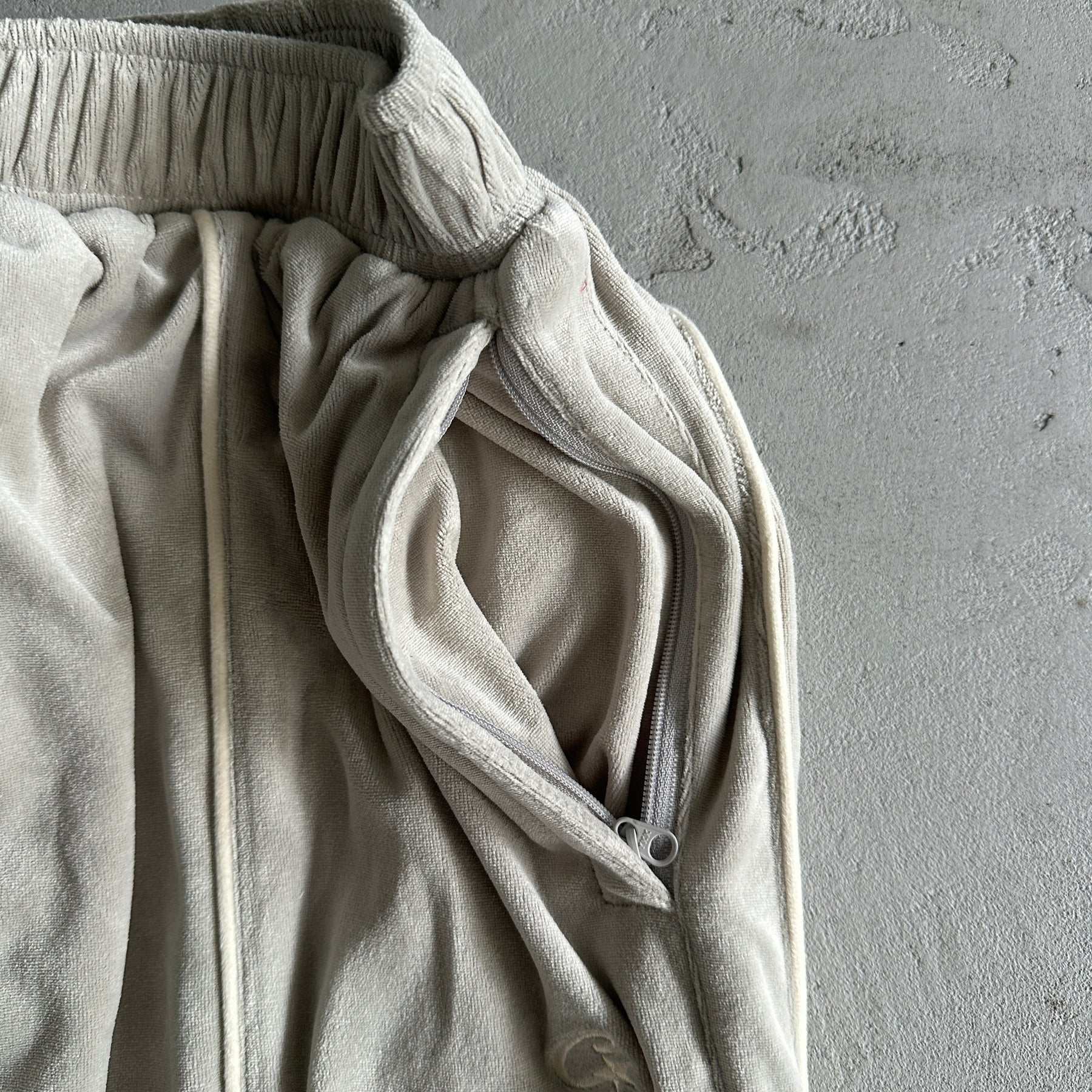 Conjunto Corteiz Velour Amg ( Cinza )